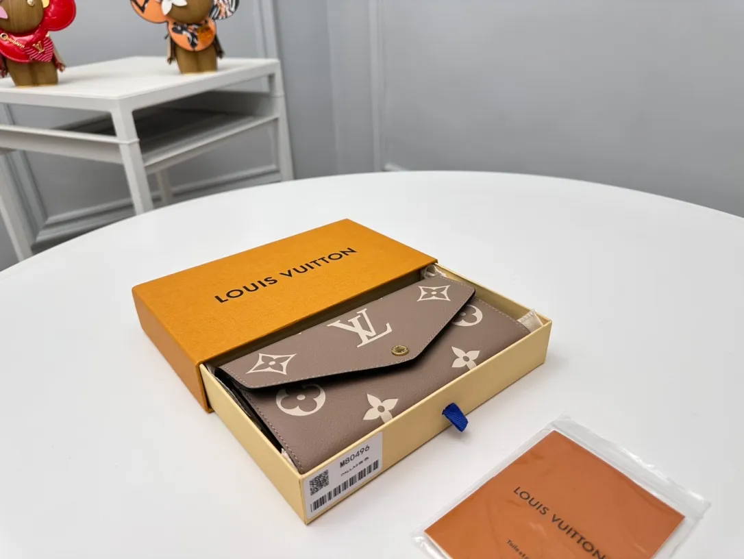 Factory Price 460 [Top Original Order] M80496 Apricot 👏👏 This Louis Vuitton classic Sarah wallet is made of two-tone Monogram Empreinte leather to create an elegant shape and is embellished with the iconic Monogram embossed pattern. The envelope-style bag flap design is securely opened and closed with gold snap buttons, opening it to reveal an organized interior space. This wallet features two large compartments, multiple pockets, and 16 credit card slots. Dimensions: 19 x 10.5 x 2cm.