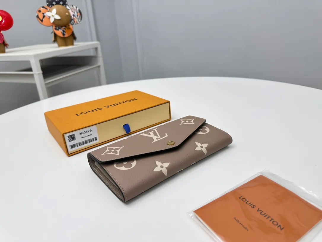 Factory Price 460 [Top Original Order] M80496 Apricot 👏👏 This Louis Vuitton classic Sarah wallet is made of two-tone Monogram Empreinte leather to create an elegant shape and is embellished with the iconic Monogram embossed pattern. The envelope-style bag flap design is securely opened and closed with gold snap buttons, opening it to reveal an organized interior space. This wallet features two large compartments, multiple pockets, and 16 credit card slots. Dimensions: 19 x 10.5 x 2cm.