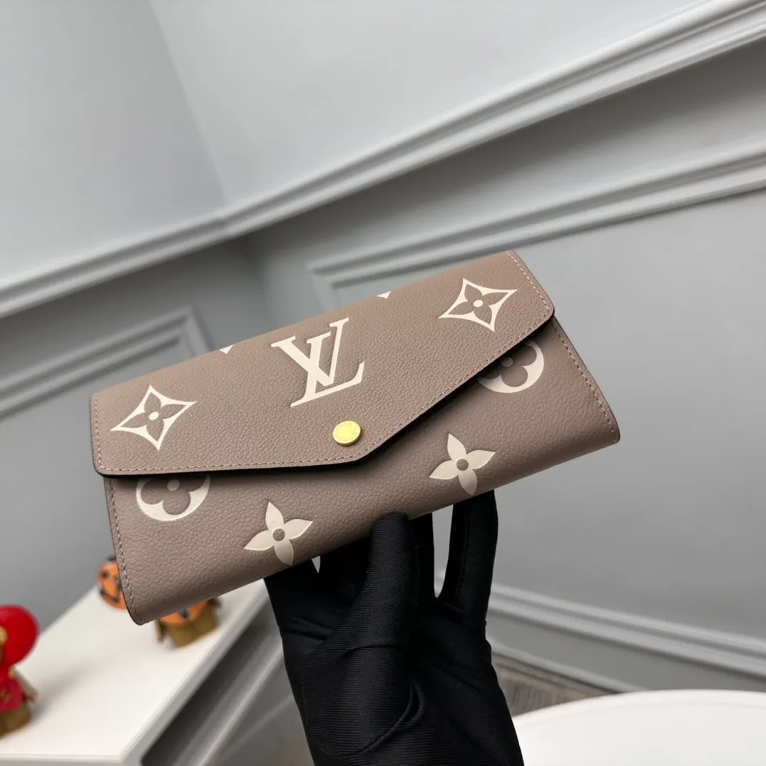 Factory Price 460 [Top Original Order] M80496 Apricot 👏👏 This Louis Vuitton classic Sarah wallet is made of two-tone Monogram Empreinte leather to create an elegant shape and is embellished with the iconic Monogram embossed pattern. The envelope-style bag flap design is securely opened and closed with gold snap buttons, opening it to reveal an organized interior space. This wallet features two large compartments, multiple pockets, and 16 credit card slots. Dimensions: 19 x 10.5 x 2cm.