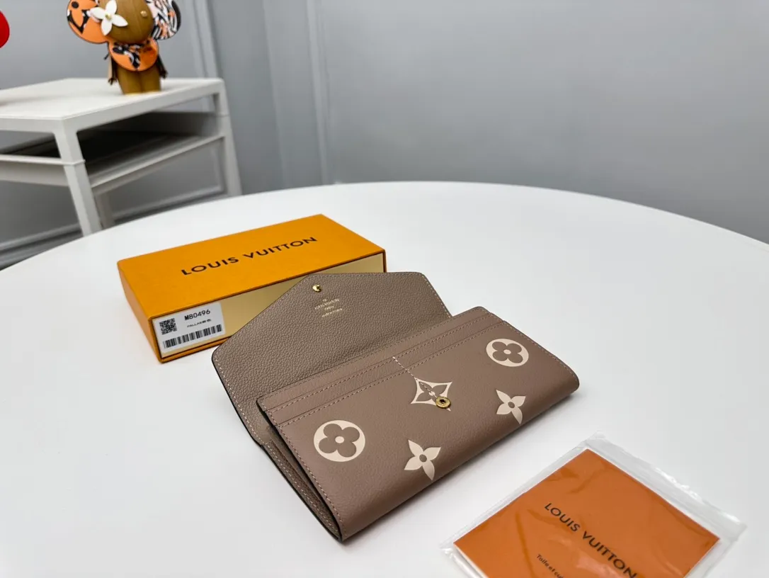 Factory Price 460 [Top Original Order] M80496 Apricot 👏👏 This Louis Vuitton classic Sarah wallet is made of two-tone Monogram Empreinte leather to create an elegant shape and is embellished with the iconic Monogram embossed pattern. The envelope-style bag flap design is securely opened and closed with gold snap buttons, opening it to reveal an organized interior space. This wallet features two large compartments, multiple pockets, and 16 credit card slots. Dimensions: 19 x 10.5 x 2cm.