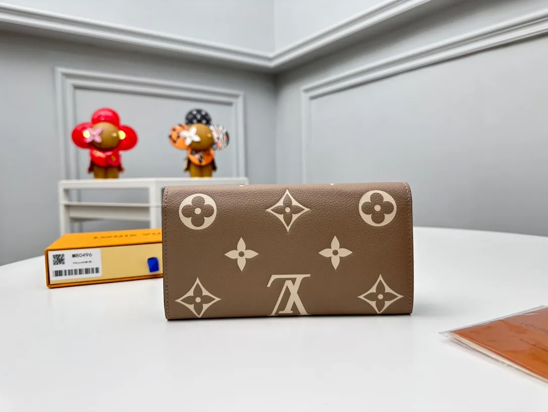 Factory Price 460 [Top Original Order] M80496 Apricot 👏👏 This Louis Vuitton classic Sarah wallet is made of two-tone Monogram Empreinte leather to create an elegant shape and is embellished with the iconic Monogram embossed pattern. The envelope-style bag flap design is securely opened and closed with gold snap buttons, opening it to reveal an organized interior space. This wallet features two large compartments, multiple pockets, and 16 credit card slots. Dimensions: 19 x 10.5 x 2cm.
