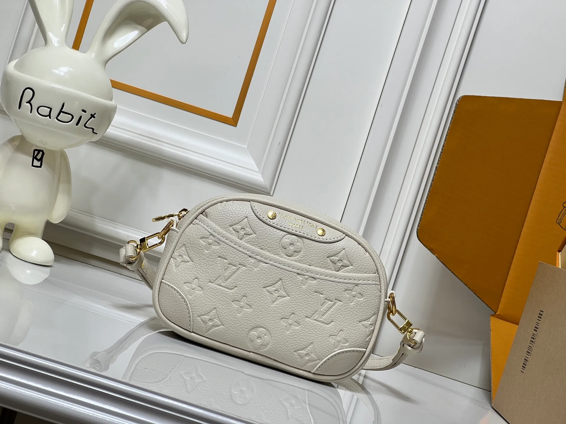 Batch 220💰Upgraded original M25518 M26509 This TINY CAMERA BAG handbag comes from the Monogram Empreinte Ys series. It is made of elegant cow leather decorated with dazzling metal parts, making it an everyday choice suitable for day and night. The front patch pocket makes it easy to access credit cards or transportation cards, and the adjustable shoulder strap allows for a variety of carrying methods. Dimensions: 13 x 6 x 19 cm. (height x width x length)