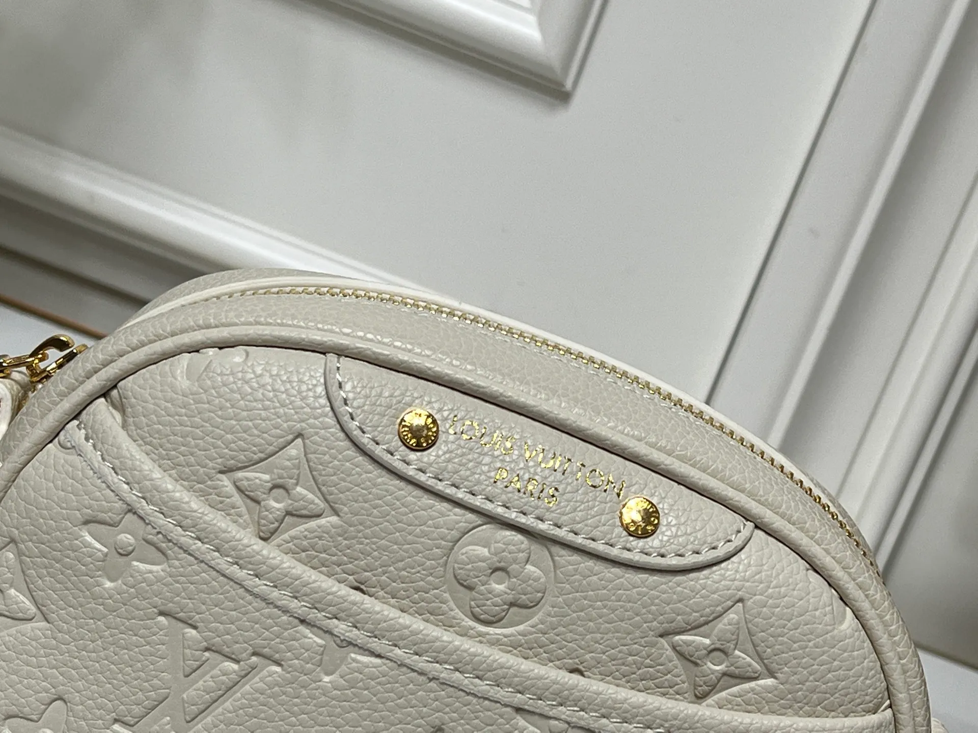 Batch 220💰Upgraded original M25518 M26509 This TINY CAMERA BAG handbag comes from the Monogram Empreinte Ys series. It is made of elegant cow leather decorated with dazzling metal parts, making it an everyday choice suitable for day and night. The front patch pocket makes it easy to access credit cards or transportation cards, and the adjustable shoulder strap allows for a variety of carrying methods. Dimensions: 13 x 6 x 19 cm. (height x width x length)
