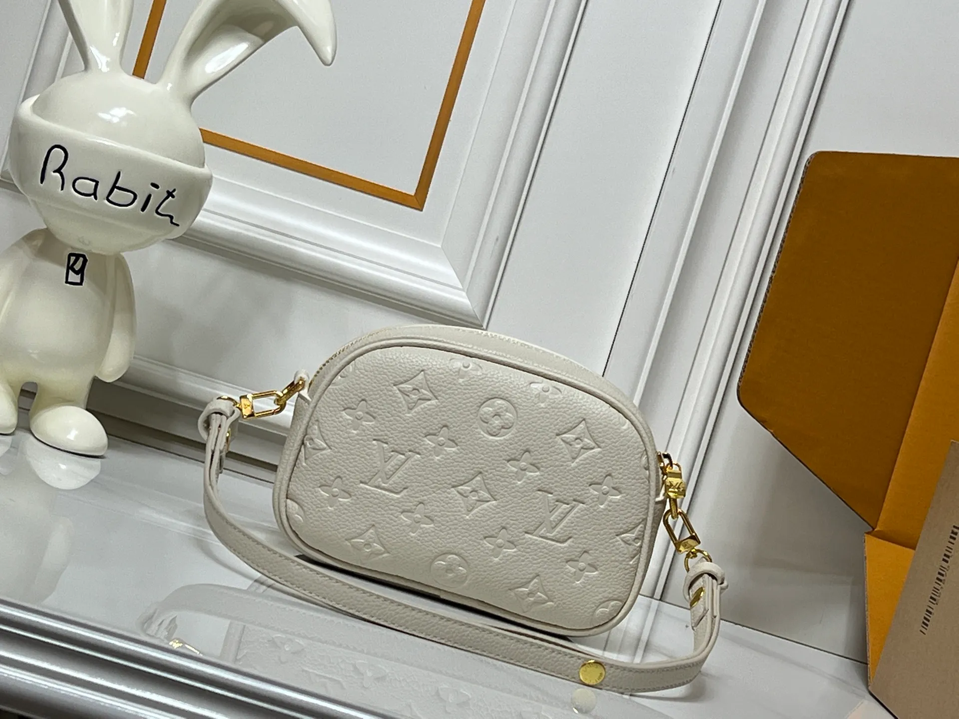 Batch 220💰Upgraded original M25518 M26509 This TINY CAMERA BAG handbag comes from the Monogram Empreinte Ys series. It is made of elegant cow leather decorated with dazzling metal parts, making it an everyday choice suitable for day and night. The front patch pocket makes it easy to access credit cards or transportation cards, and the adjustable shoulder strap allows for a variety of carrying methods. Dimensions: 13 x 6 x 19 cm. (height x width x length)