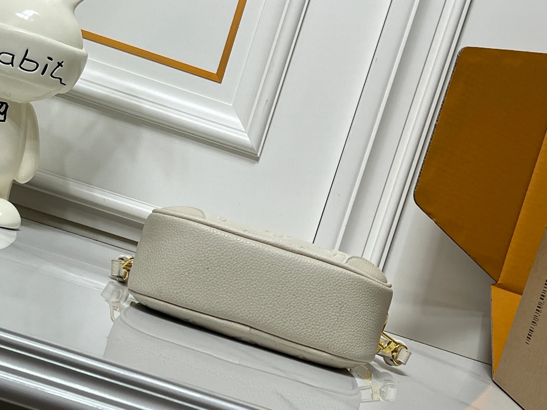 Batch 220💰Upgraded original M25518 M26509 This TINY CAMERA BAG handbag comes from the Monogram Empreinte Ys series. It is made of elegant cow leather decorated with dazzling metal parts, making it an everyday choice suitable for day and night. The front patch pocket makes it easy to access credit cards or transportation cards, and the adjustable shoulder strap allows for a variety of carrying methods. Dimensions: 13 x 6 x 19 cm. (height x width x length)