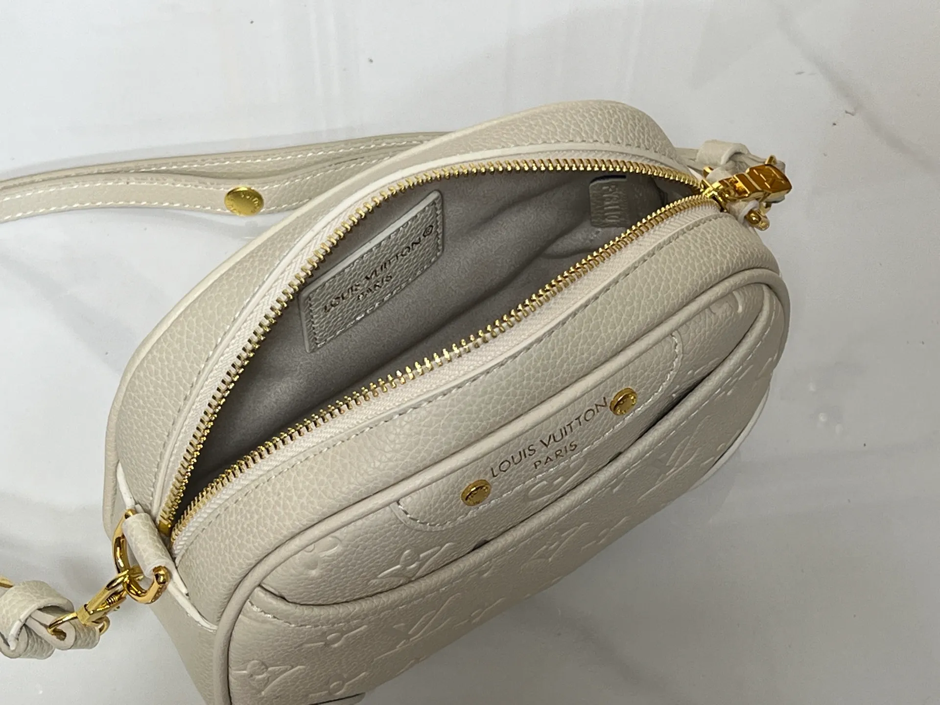Batch 220💰Upgraded original M25518 M26509 This TINY CAMERA BAG handbag comes from the Monogram Empreinte Ys series. It is made of elegant cow leather decorated with dazzling metal parts, making it an everyday choice suitable for day and night. The front patch pocket makes it easy to access credit cards or transportation cards, and the adjustable shoulder strap allows for a variety of carrying methods. Dimensions: 13 x 6 x 19 cm. (height x width x length)