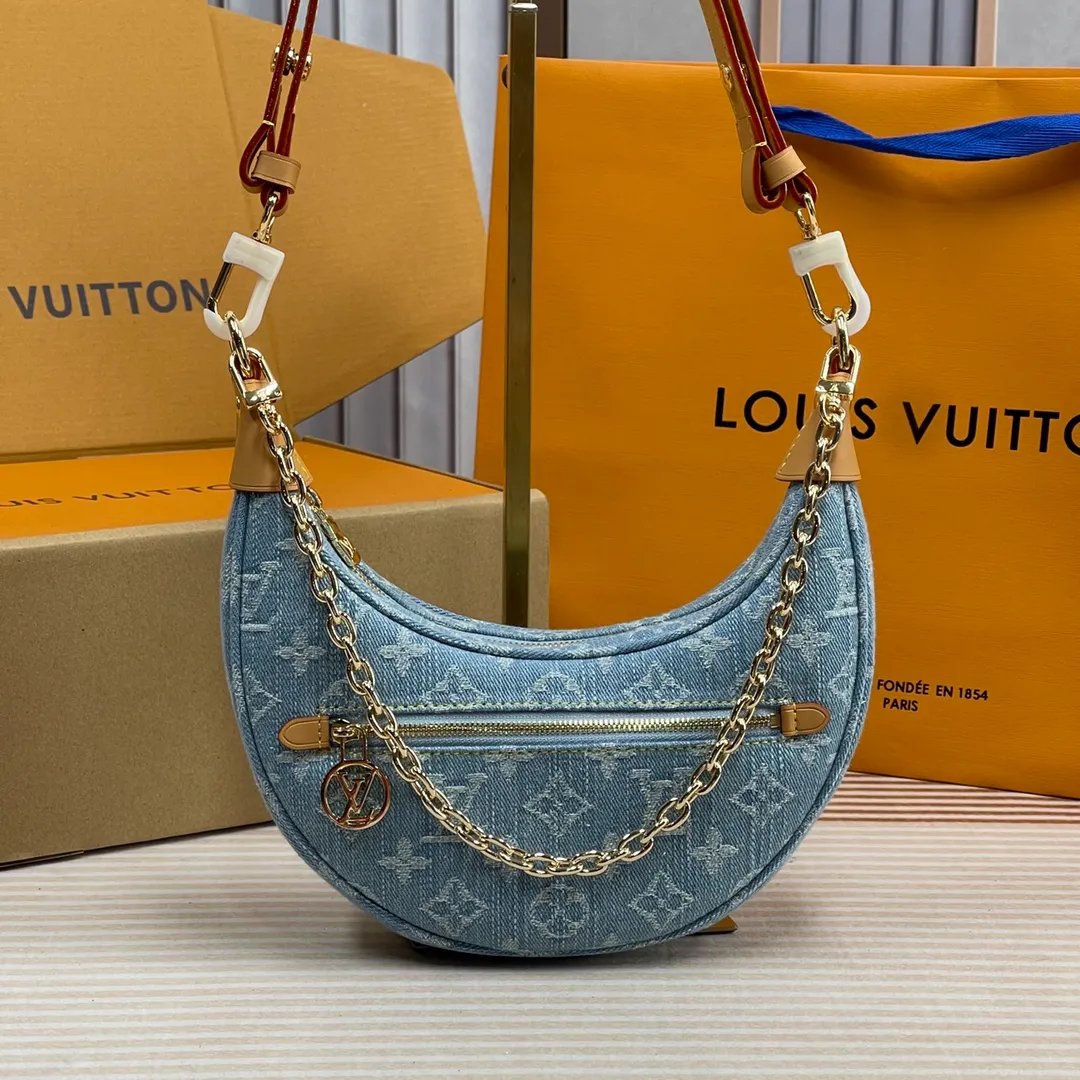 [Upgraded version] P500💰 M24846 New denim series pea moon bag with complete packaging🌹Catway style, using Monogram cowhide to convey a retro feel. The adjustable shoulder strap makes it easy to carry on the shoulder or cross-body, with leather shoulder strap + silver chain shoulder strap. Super cool! Teeth buns, semi-circle buns, arc-shaped pea buns, size: 23*13*6