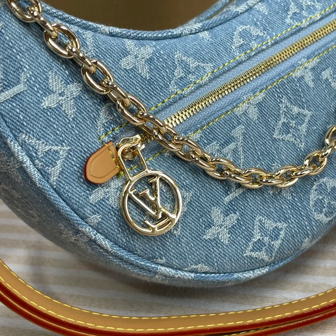 [Upgraded version] P500💰 M24846 New denim series pea moon bag with complete packaging🌹Catway style, using Monogram cowhide to convey a retro feel. The adjustable shoulder strap makes it easy to carry on the shoulder or cross-body, with leather shoulder strap + silver chain shoulder strap. Super cool! Teeth buns, semi-circle buns, arc-shaped pea buns, size: 23*13*6