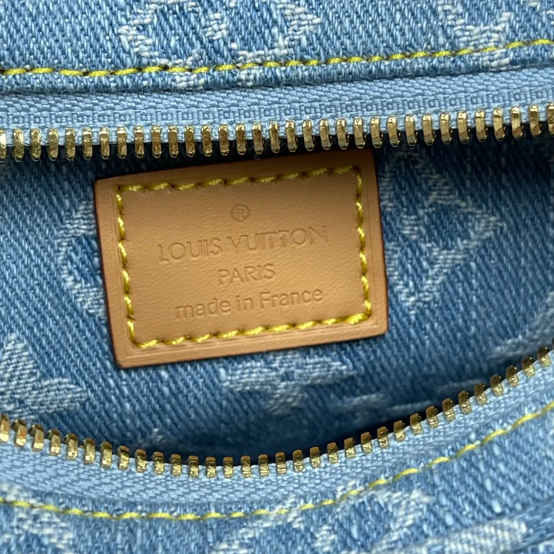 [Upgraded version] P500💰 M24846 New denim series pea moon bag with complete packaging🌹Catway style, using Monogram cowhide to convey a retro feel. The adjustable shoulder strap makes it easy to carry on the shoulder or cross-body, with leather shoulder strap + silver chain shoulder strap. Super cool! Teeth buns, semi-circle buns, arc-shaped pea buns, size: 23*13*6