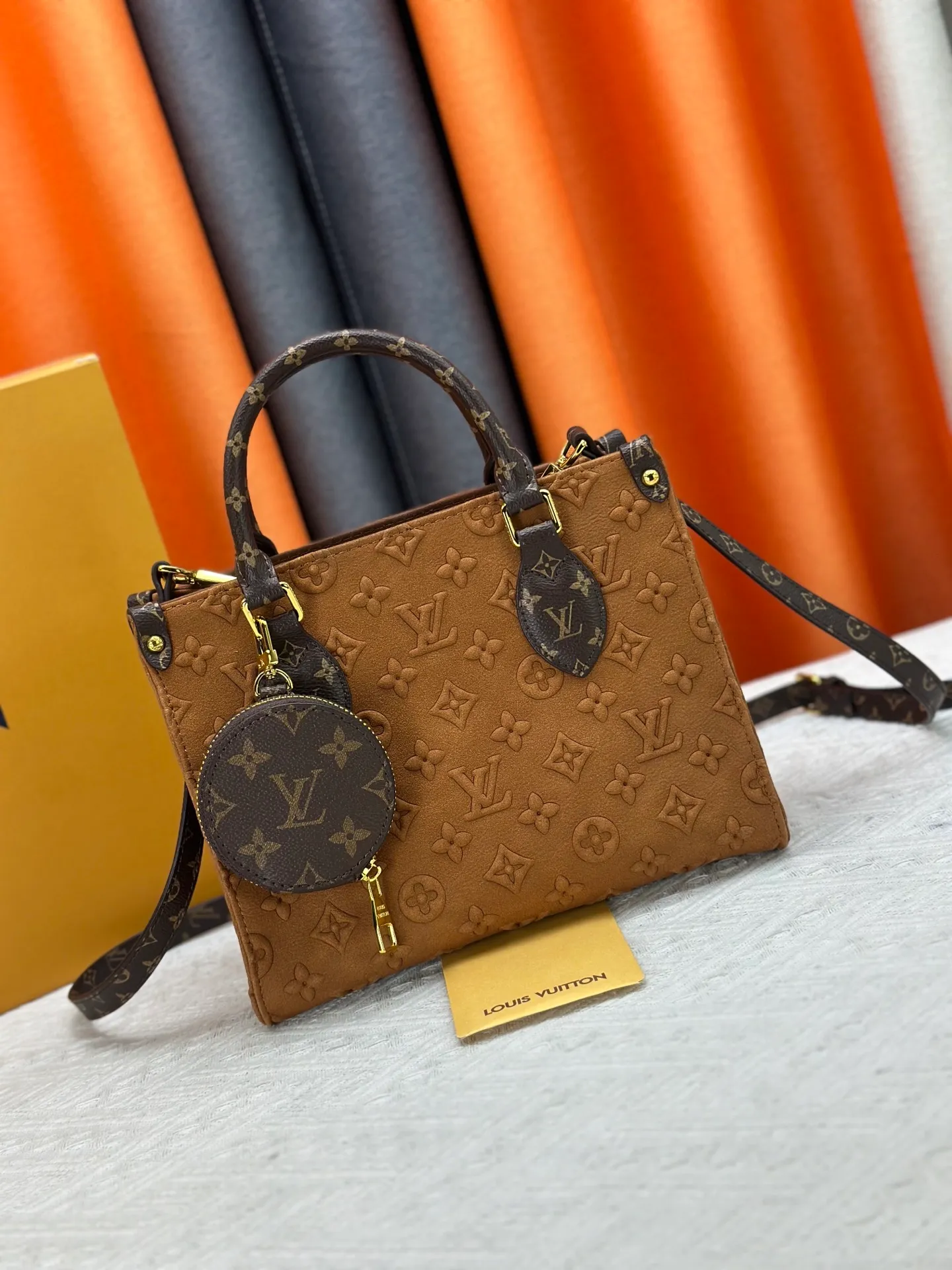 P320 M45659 M46373 Brown embossed Black embossed Gray embossed OnTheGo Small new version The legendary ONTHEGO handbag: made of washed LV Blason denim, with deep tones to enhance the gradient effect of the LV letters, showing Pharrell Williams' creative ingenuity in translating graceful music into fashion language. The zippered front pocket provides easy access to everyday items, while the drawstring closure and magnetic laces provide ample space. Detailed features25x11x19 cm