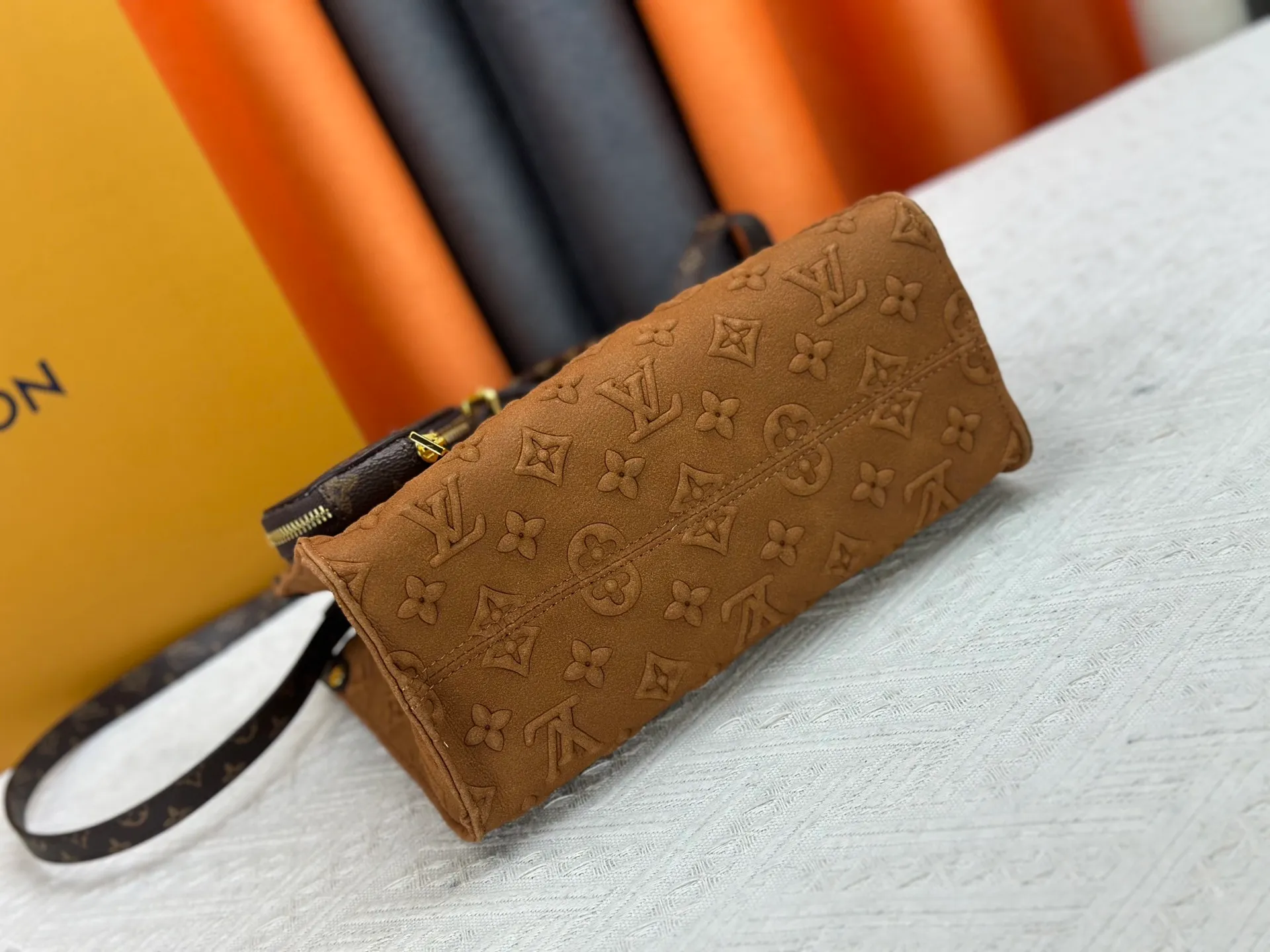 P320 M45659 M46373 Brown embossed Black embossed Gray embossed OnTheGo Small new version The legendary ONTHEGO handbag: made of washed LV Blason denim, with deep tones to enhance the gradient effect of the LV letters, showing Pharrell Williams' creative ingenuity in translating graceful music into fashion language. The zippered front pocket provides easy access to everyday items, while the drawstring closure and magnetic laces provide ample space. Detailed features25x11x19 cm