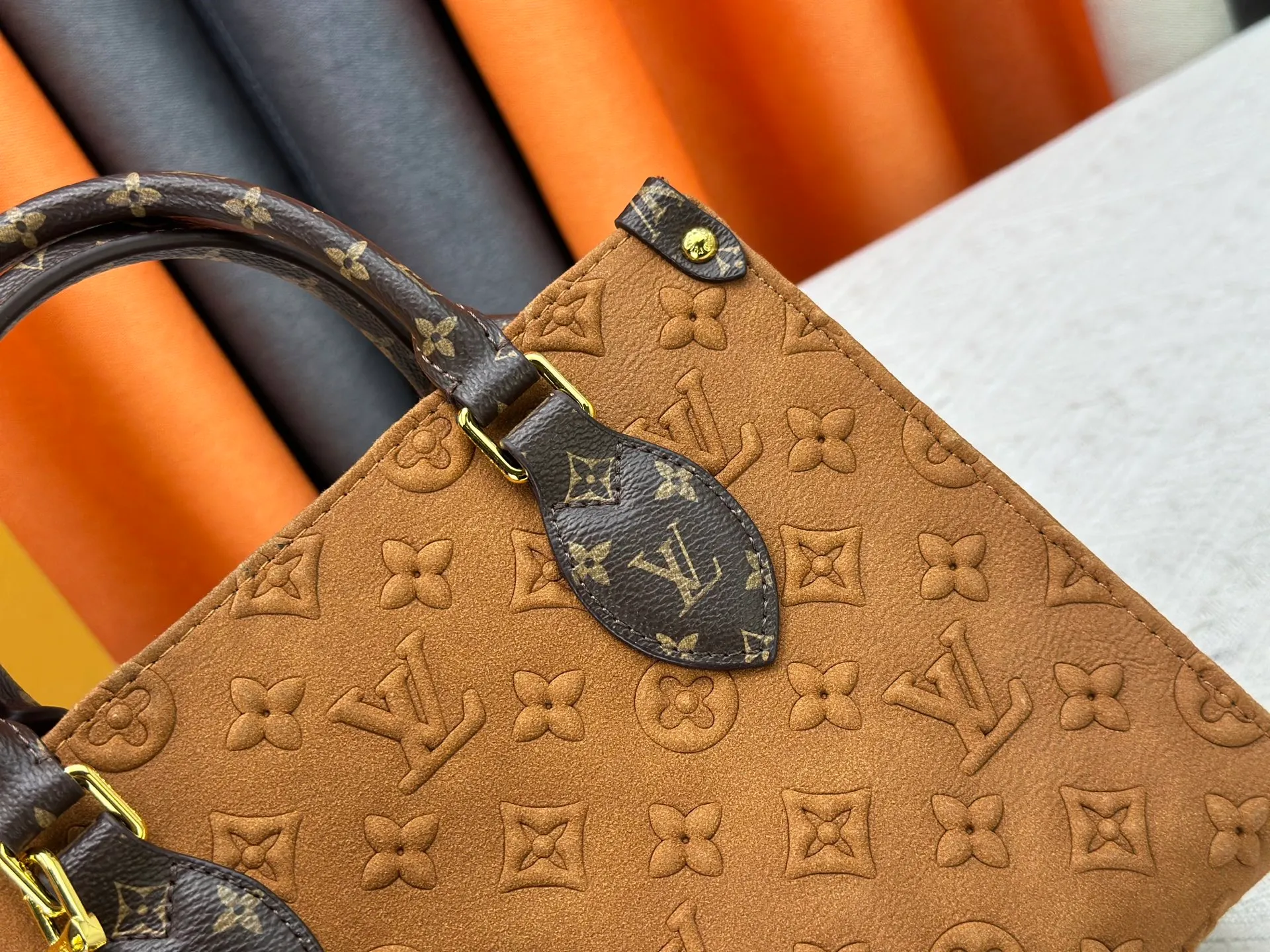P320 M45659 M46373 Brown embossed Black embossed Gray embossed OnTheGo Small new version The legendary ONTHEGO handbag: made of washed LV Blason denim, with deep tones to enhance the gradient effect of the LV letters, showing Pharrell Williams' creative ingenuity in translating graceful music into fashion language. The zippered front pocket provides easy access to everyday items, while the drawstring closure and magnetic laces provide ample space. Detailed features25x11x19 cm