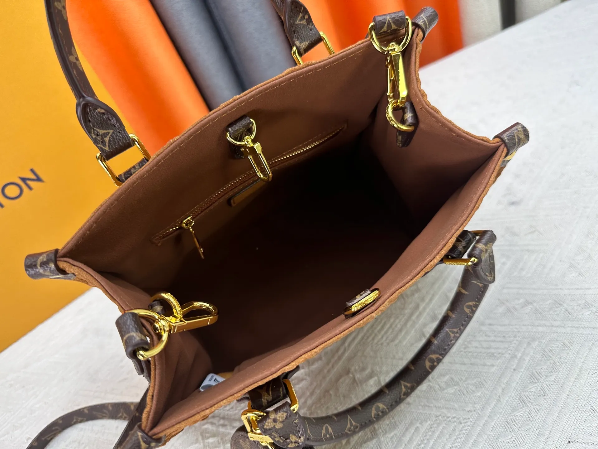 P320 M45659 M46373 Brown embossed Black embossed Gray embossed OnTheGo Small new version The legendary ONTHEGO handbag: made of washed LV Blason denim, with deep tones to enhance the gradient effect of the LV letters, showing Pharrell Williams' creative ingenuity in translating graceful music into fashion language. The zippered front pocket provides easy access to everyday items, while the drawstring closure and magnetic laces provide ample space. Detailed features25x11x19 cm