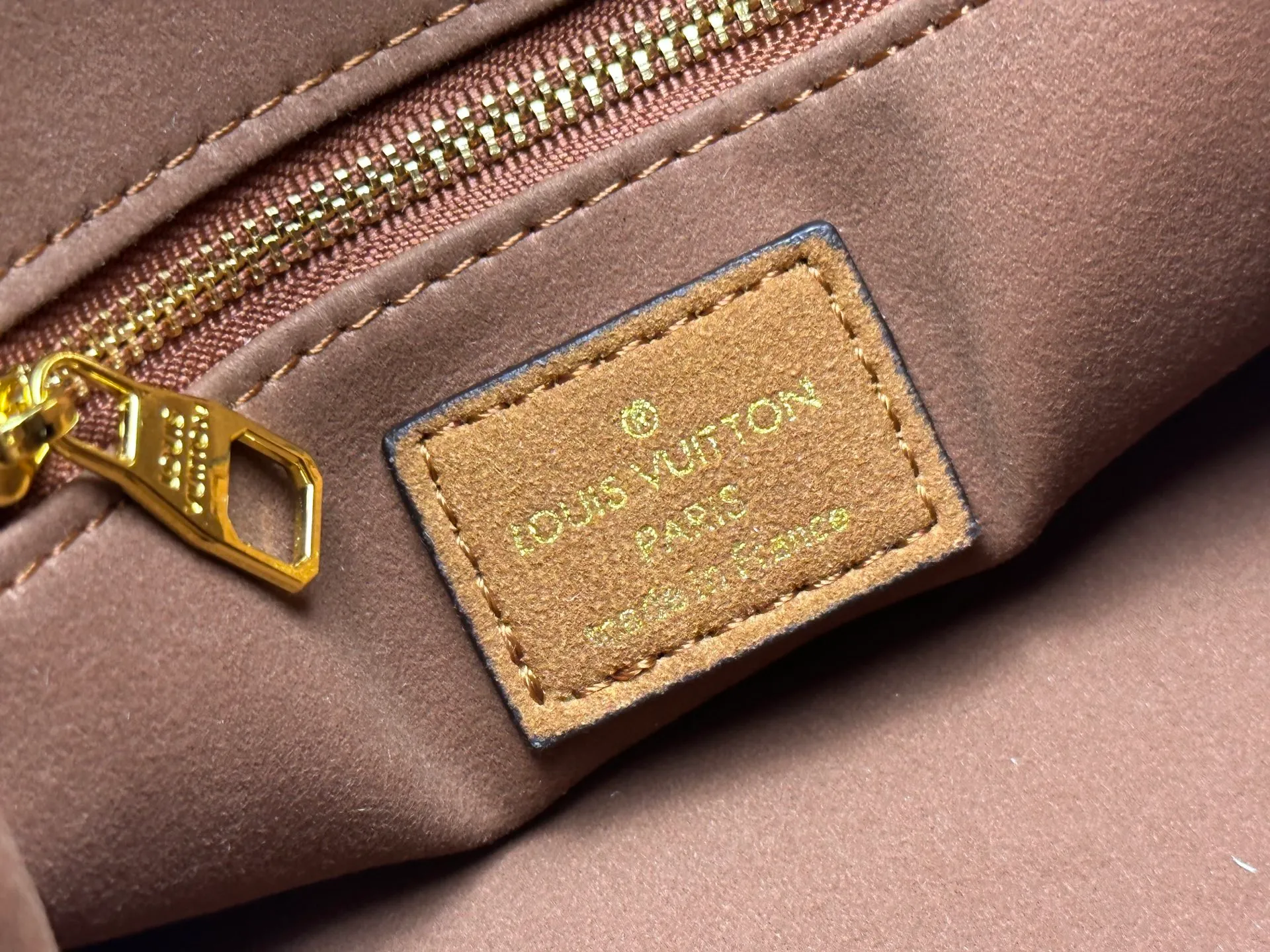 P320 M45659 M46373 Brown embossed Black embossed Gray embossed OnTheGo Small new version The legendary ONTHEGO handbag: made of washed LV Blason denim, with deep tones to enhance the gradient effect of the LV letters, showing Pharrell Williams' creative ingenuity in translating graceful music into fashion language. The zippered front pocket provides easy access to everyday items, while the drawstring closure and magnetic laces provide ample space. Detailed features25x11x19 cm