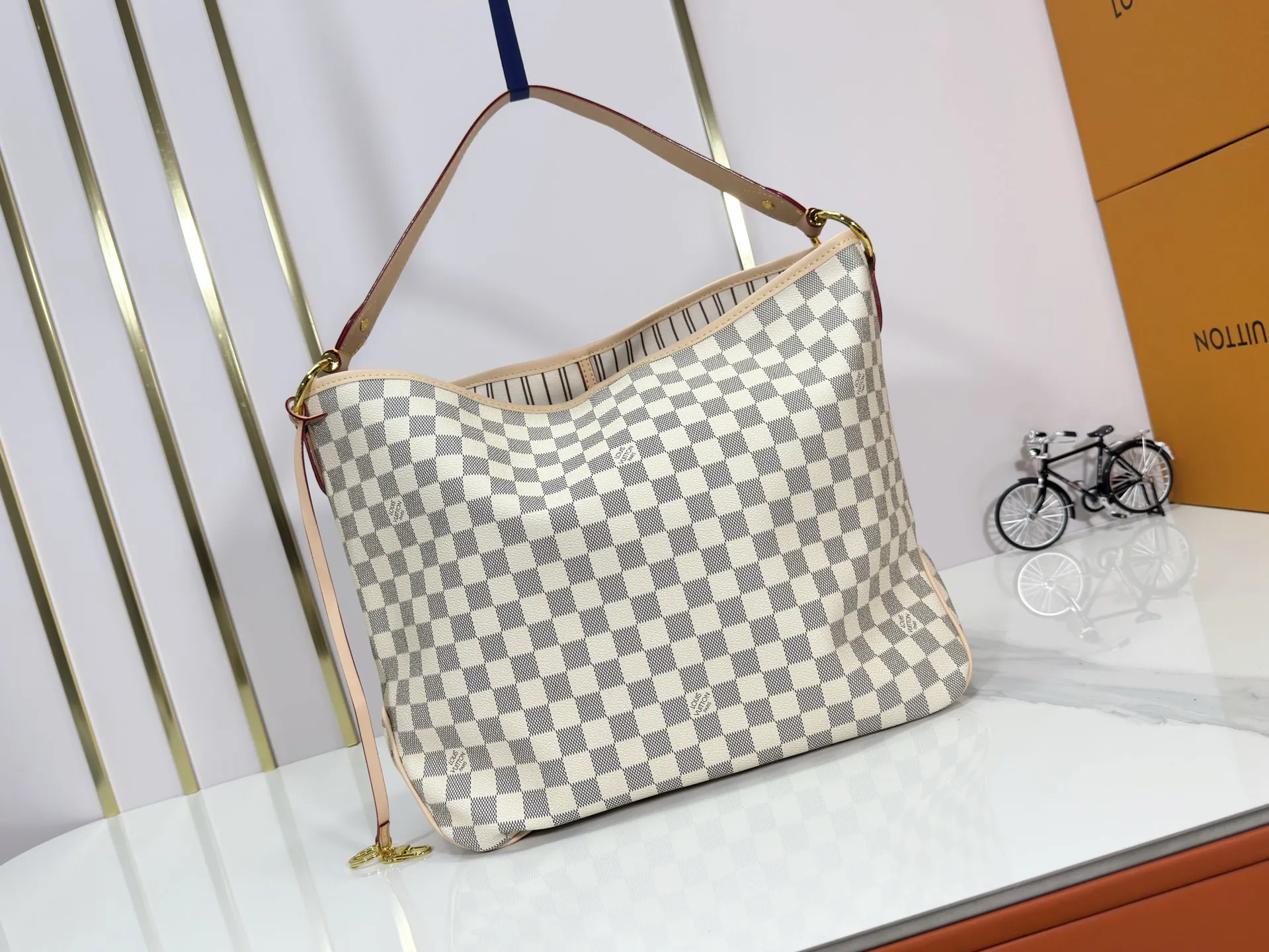 P240 upgraded original M50156 Delightful second-hand version shopping bag! When you spend your workday in the city and your weekend at the beach, you don’t need to change your bag, because this fashionable, summery damier azur canvas calvi bag can be used for both work and beach vacations. This roomy tote features a large opening for easy access, convenient compartments and pockets to keep everything organized, and a vibrant garnet fabric lining adds a splash of color for a sunny summer mood. size: 41.0×33.0×15.0 cm.