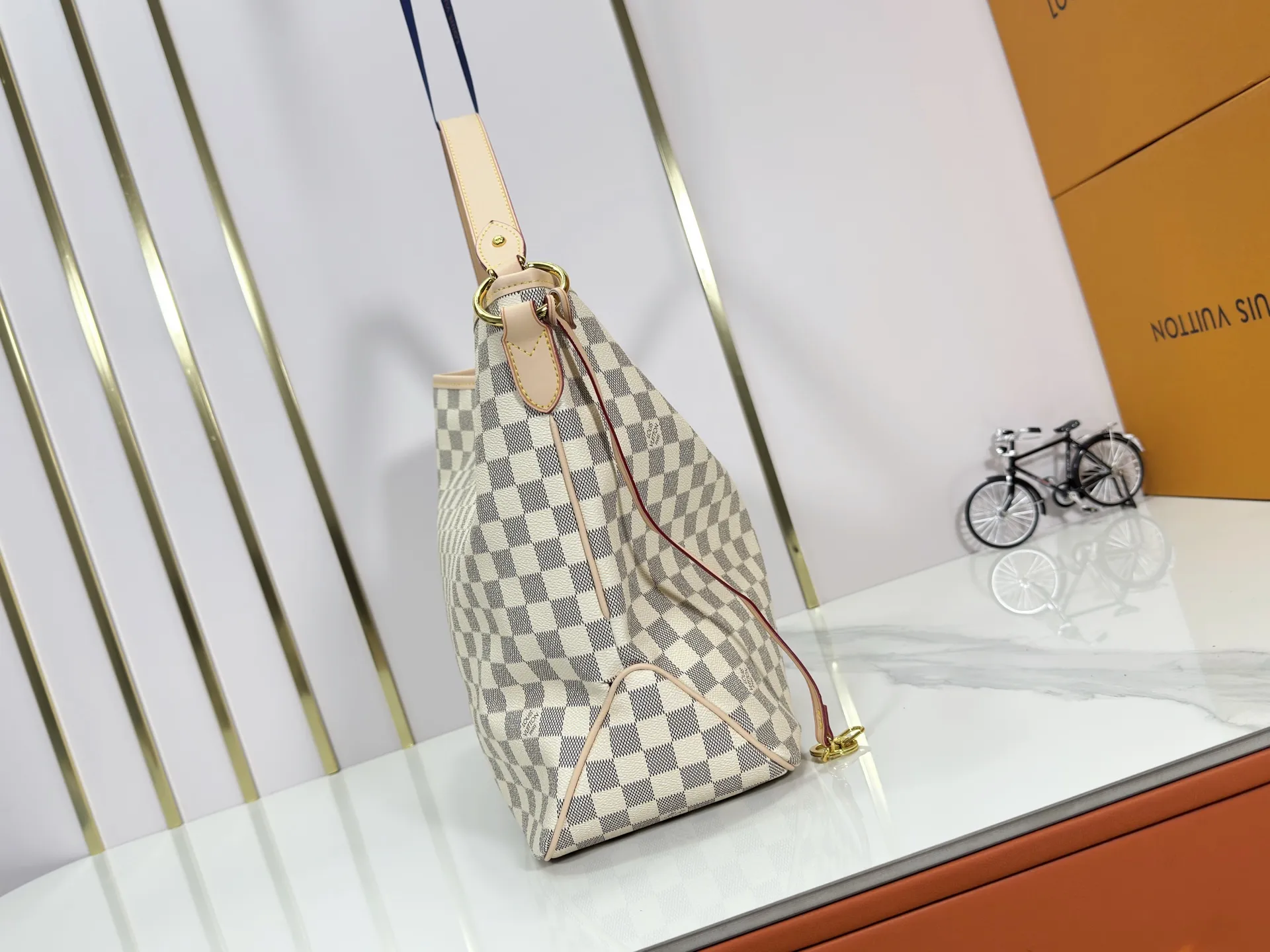 P240 upgraded original M50156 Delightful second-hand version shopping bag! When you spend your workday in the city and your weekend at the beach, you don’t need to change your bag, because this fashionable, summery damier azur canvas calvi bag can be used for both work and beach vacations. This roomy tote features a large opening for easy access, convenient compartments and pockets to keep everything organized, and a vibrant garnet fabric lining adds a splash of color for a sunny summer mood. size: 41.0×33.0×15.0 cm.