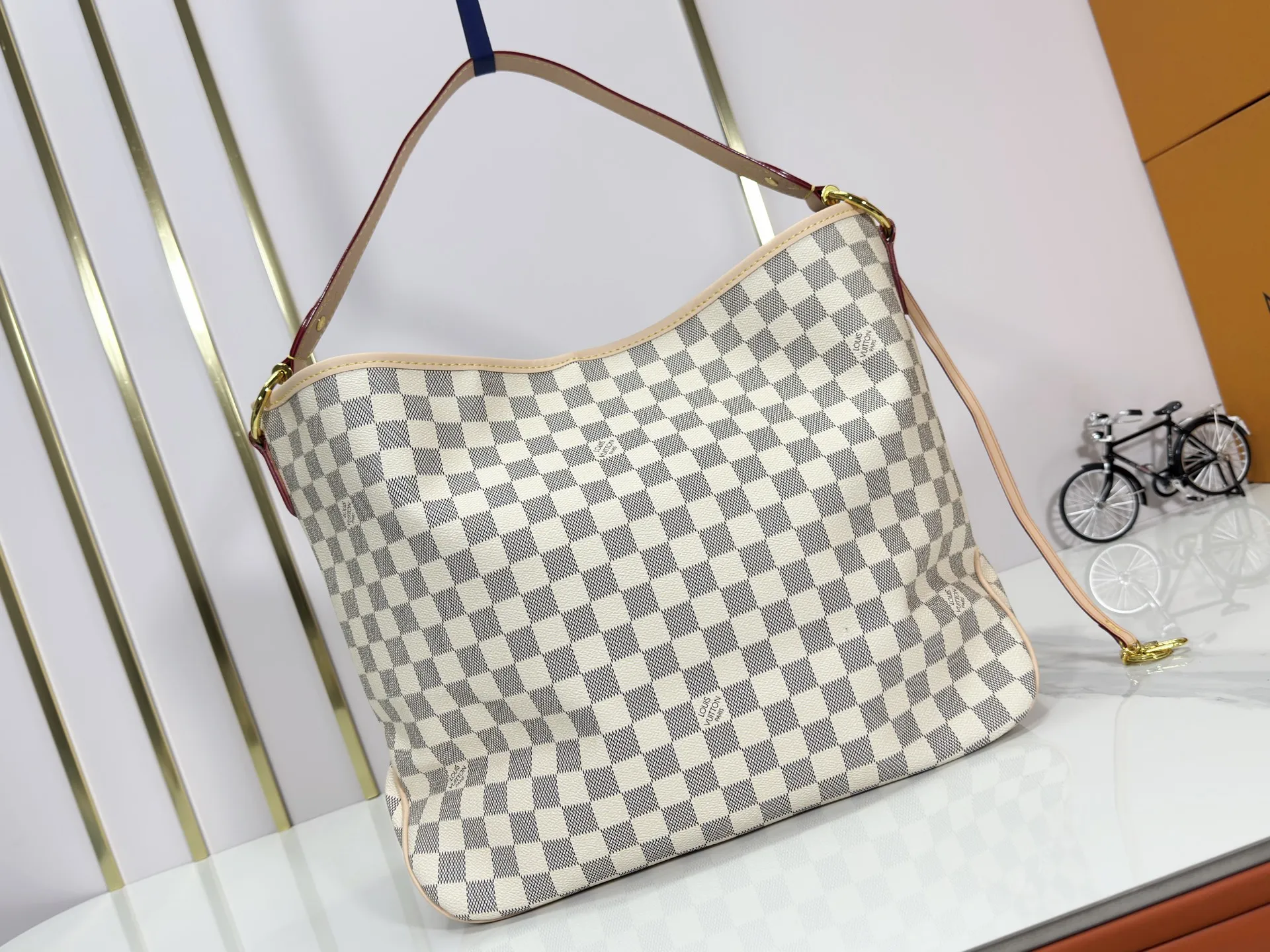 P240 upgraded original M50156 Delightful second-hand version shopping bag! When you spend your workday in the city and your weekend at the beach, you don’t need to change your bag, because this fashionable, summery damier azur canvas calvi bag can be used for both work and beach vacations. This roomy tote features a large opening for easy access, convenient compartments and pockets to keep everything organized, and a vibrant garnet fabric lining adds a splash of color for a sunny summer mood. size: 41.0×33.0×15.0 cm.