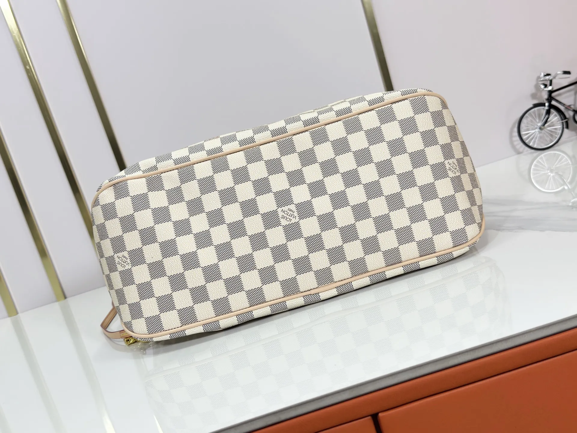 P240 upgraded original M50156 Delightful second-hand version shopping bag! When you spend your workday in the city and your weekend at the beach, you don’t need to change your bag, because this fashionable, summery damier azur canvas calvi bag can be used for both work and beach vacations. This roomy tote features a large opening for easy access, convenient compartments and pockets to keep everything organized, and a vibrant garnet fabric lining adds a splash of color for a sunny summer mood. size: 41.0×33.0×15.0 cm.