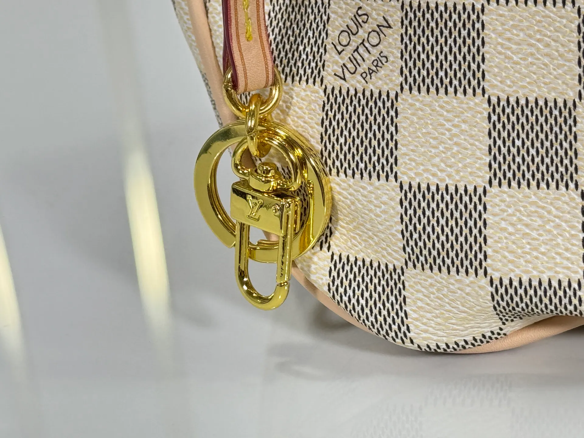 P240 upgraded original M50156 Delightful second-hand version shopping bag! When you spend your workday in the city and your weekend at the beach, you don’t need to change your bag, because this fashionable, summery damier azur canvas calvi bag can be used for both work and beach vacations. This roomy tote features a large opening for easy access, convenient compartments and pockets to keep everything organized, and a vibrant garnet fabric lining adds a splash of color for a sunny summer mood. size: 41.0×33.0×15.0 cm.