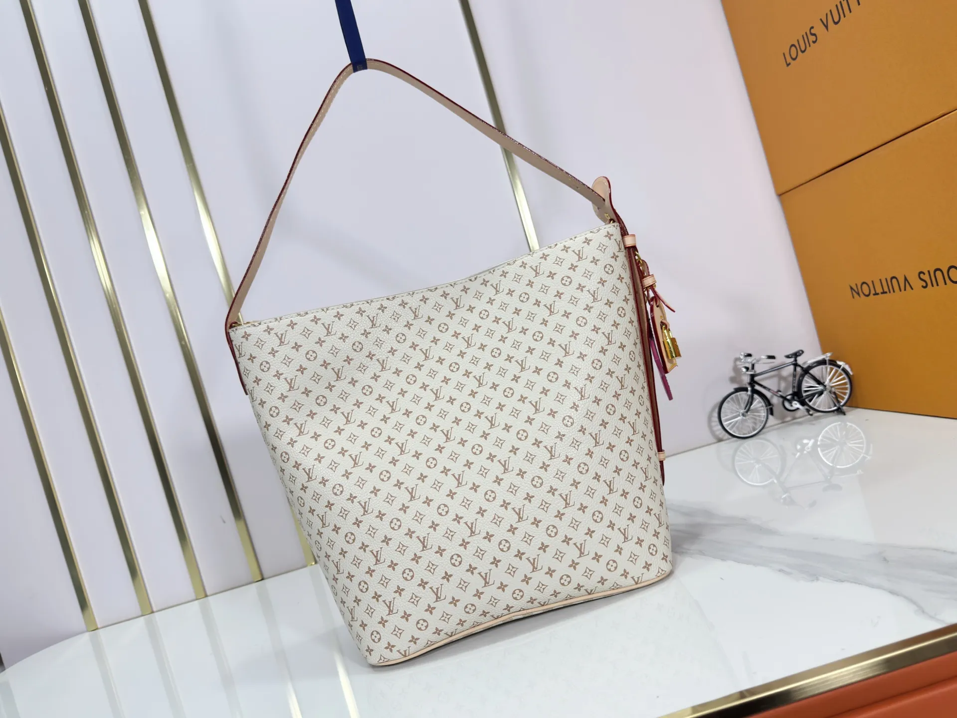 P260 Upgraded Original M15130 M12926 [All In BB Handbag] This pre-autumn 2025 version of All In BB showcases LV Romance animation, combining two iconic House patterns: Monogram and Damier. It's made from calfskin and embellished with the signature padlock and exclusive Bloom charm. The interior is sized for everyday essentials and includes a removable zipper pocket for smaller items. Dimensions: 26 x 31 x 18 cm (LxHxW)