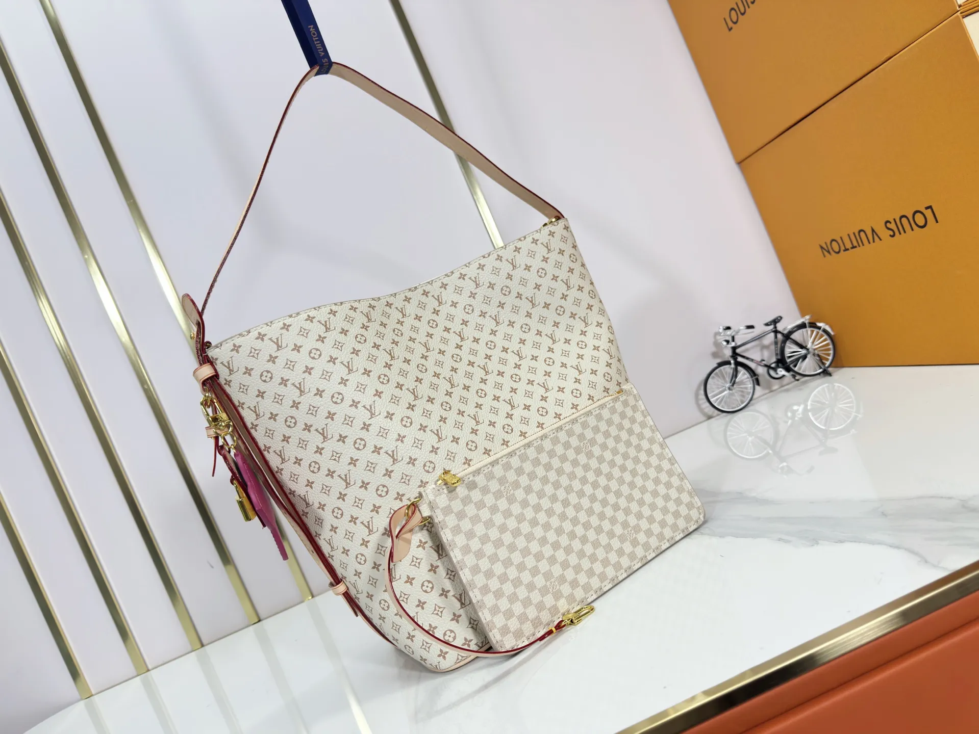P260 Upgraded Original M15130 M12926 [All In BB Handbag] This pre-autumn 2025 version of All In BB showcases LV Romance animation, combining two iconic House patterns: Monogram and Damier. It's made from calfskin and embellished with the signature padlock and exclusive Bloom charm. The interior is sized for everyday essentials and includes a removable zipper pocket for smaller items. Dimensions: 26 x 31 x 18 cm (LxHxW)