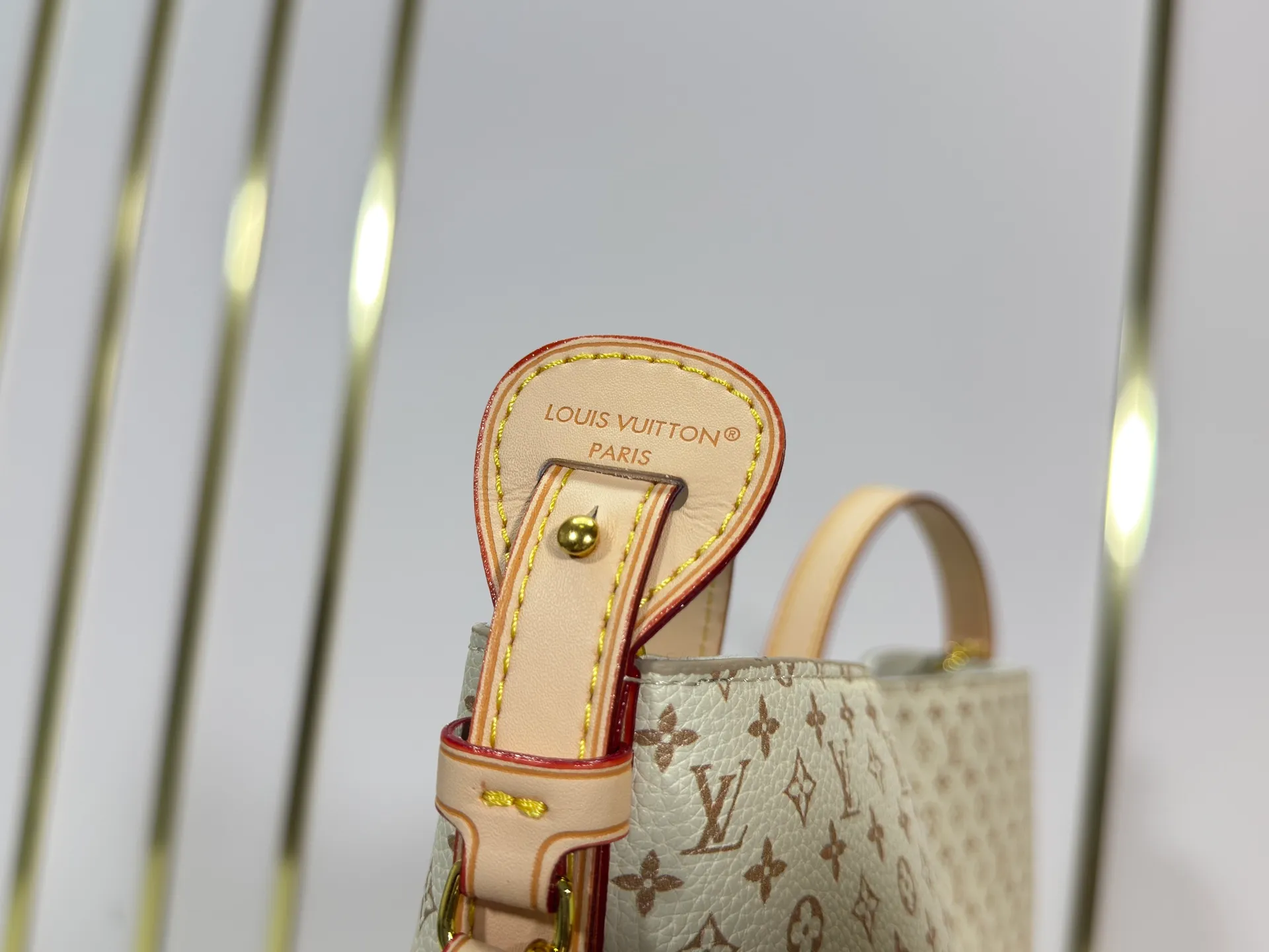 P260 Upgraded Original M15130 M12926 [All In BB Handbag] This pre-autumn 2025 version of All In BB showcases LV Romance animation, combining two iconic House patterns: Monogram and Damier. It's made from calfskin and embellished with the signature padlock and exclusive Bloom charm. The interior is sized for everyday essentials and includes a removable zipper pocket for smaller items. Dimensions: 26 x 31 x 18 cm (LxHxW)