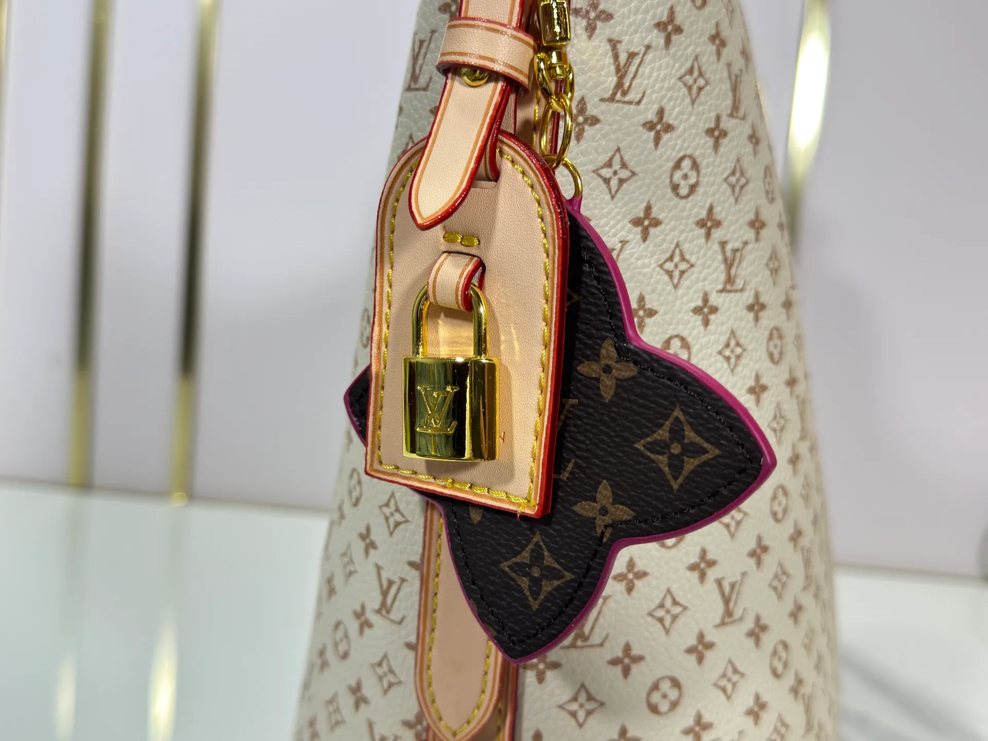 P260 Upgraded Original M15130 M12926 [All In BB Handbag] This pre-autumn 2025 version of All In BB showcases LV Romance animation, combining two iconic House patterns: Monogram and Damier. It's made from calfskin and embellished with the signature padlock and exclusive Bloom charm. The interior is sized for everyday essentials and includes a removable zipper pocket for smaller items. Dimensions: 26 x 31 x 18 cm (LxHxW)