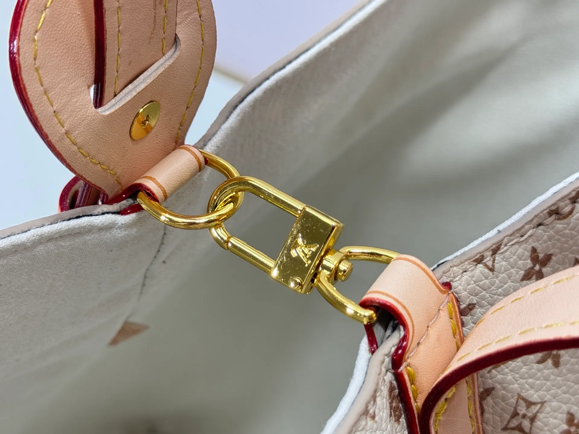 P260 Upgraded Original M15130 M12926 [All In BB Handbag] This pre-autumn 2025 version of All In BB showcases LV Romance animation, combining two iconic House patterns: Monogram and Damier. It's made from calfskin and embellished with the signature padlock and exclusive Bloom charm. The interior is sized for everyday essentials and includes a removable zipper pocket for smaller items. Dimensions: 26 x 31 x 18 cm (LxHxW)