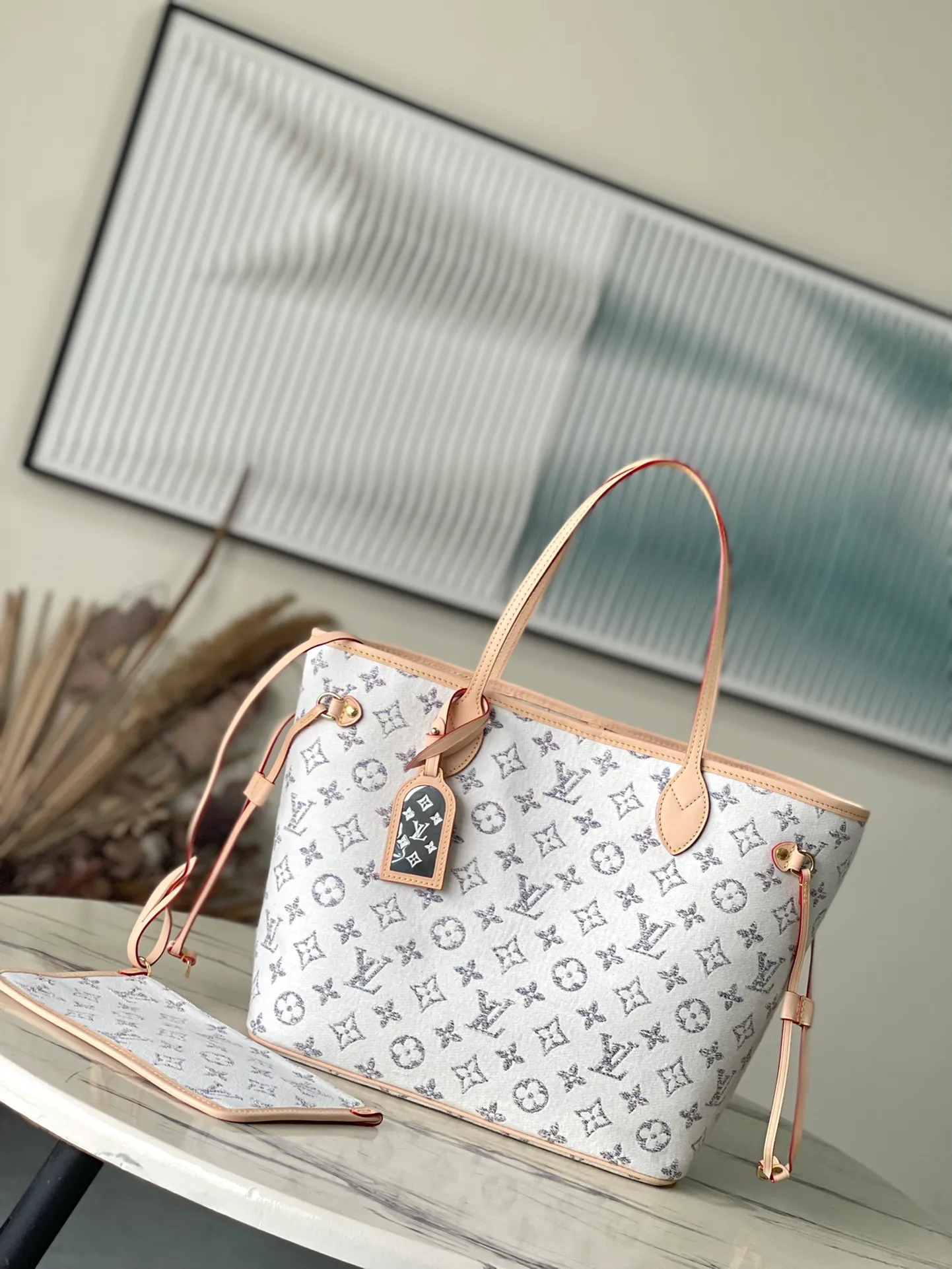 💰1160 Top Original M24905 White Neverfull MM Handbag This spacious Neverfull MM is part of the nautical capsule, featuring colorful LV and Monogram Blossoms. Sixty-six colorful threads, in subtle gradients of color, are intertwined to create the jacquard pattern. Attached to the long shoulder strap is a sculpted mirror charm. Inside there is a matching removable zip pocket. Dimensions: 31-28-14 cm