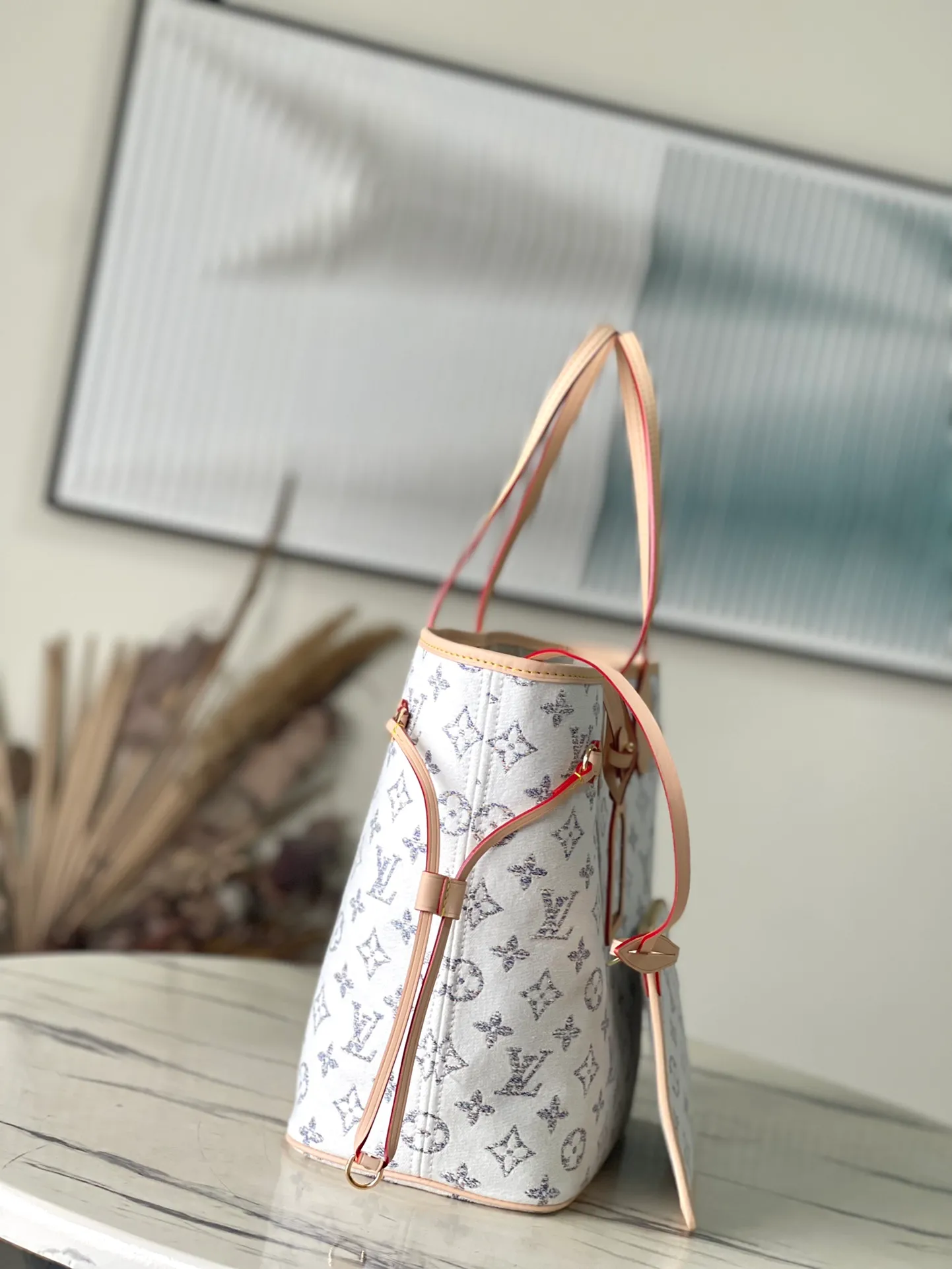 💰1160 Top Original M24905 White Neverfull MM Handbag This spacious Neverfull MM is part of the nautical capsule, featuring colorful LV and Monogram Blossoms. Sixty-six colorful threads, in subtle gradients of color, are intertwined to create the jacquard pattern. Attached to the long shoulder strap is a sculpted mirror charm. Inside there is a matching removable zip pocket. Dimensions: 31-28-14 cm