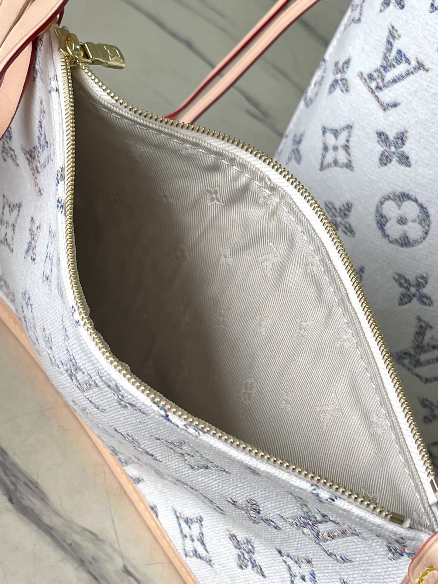 💰1160 Top Original M24905 White Neverfull MM Handbag This spacious Neverfull MM is part of the nautical capsule, featuring colorful LV and Monogram Blossoms. Sixty-six colorful threads, in subtle gradients of color, are intertwined to create the jacquard pattern. Attached to the long shoulder strap is a sculpted mirror charm. Inside there is a matching removable zip pocket. Dimensions: 31-28-14 cm