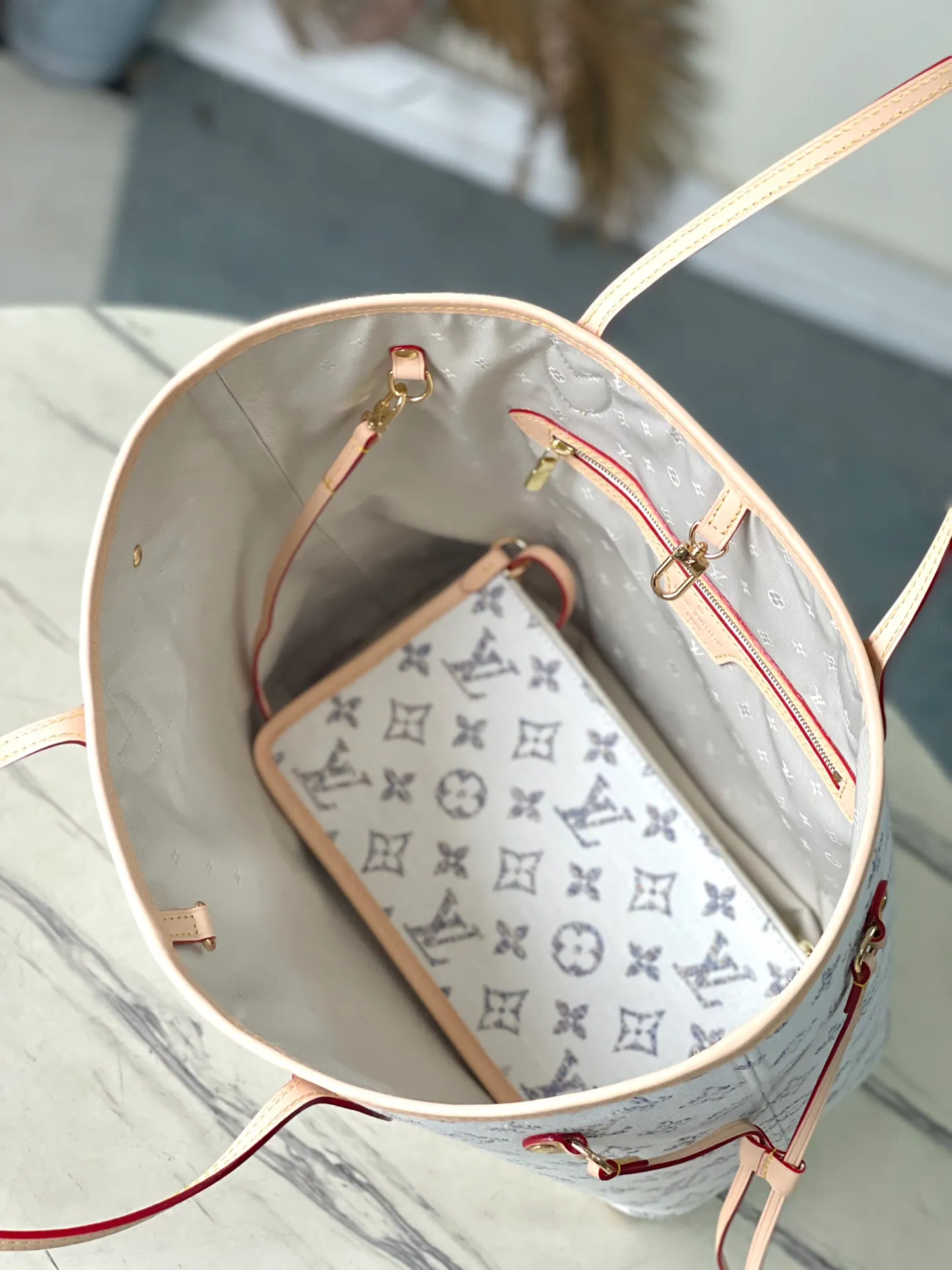 💰1160 Top Original M24905 White Neverfull MM Handbag This spacious Neverfull MM is part of the nautical capsule, featuring colorful LV and Monogram Blossoms. Sixty-six colorful threads, in subtle gradients of color, are intertwined to create the jacquard pattern. Attached to the long shoulder strap is a sculpted mirror charm. Inside there is a matching removable zip pocket. Dimensions: 31-28-14 cm