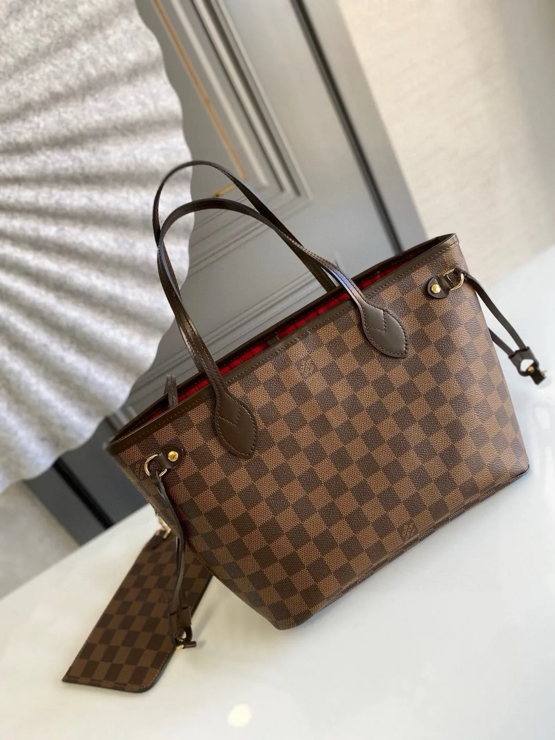 💰780 (small steel nails) top original order N41359 NEVERFULL small handbag Neverfull small handbag has a crisp shape and classic design. It is an elegant urban handbag. Its spacious interior also makes this classic bag an ideal choice for travel. The Neverfull small tote in Damier Ebène canvas has a soft yet sturdy feel that preserves its exterior lines no matter what's inside. Detailed Features 29 x 21 x 12 cm (Length x Height x Width) Bag interior redesigned with vintage details inspired by the Louis Vuitton archives - Fabric-lined interior pocket Removable zippered clutch with matching interior Natural cowhide leather trim Shiny gold-tone brass hardware Handles: Double handle