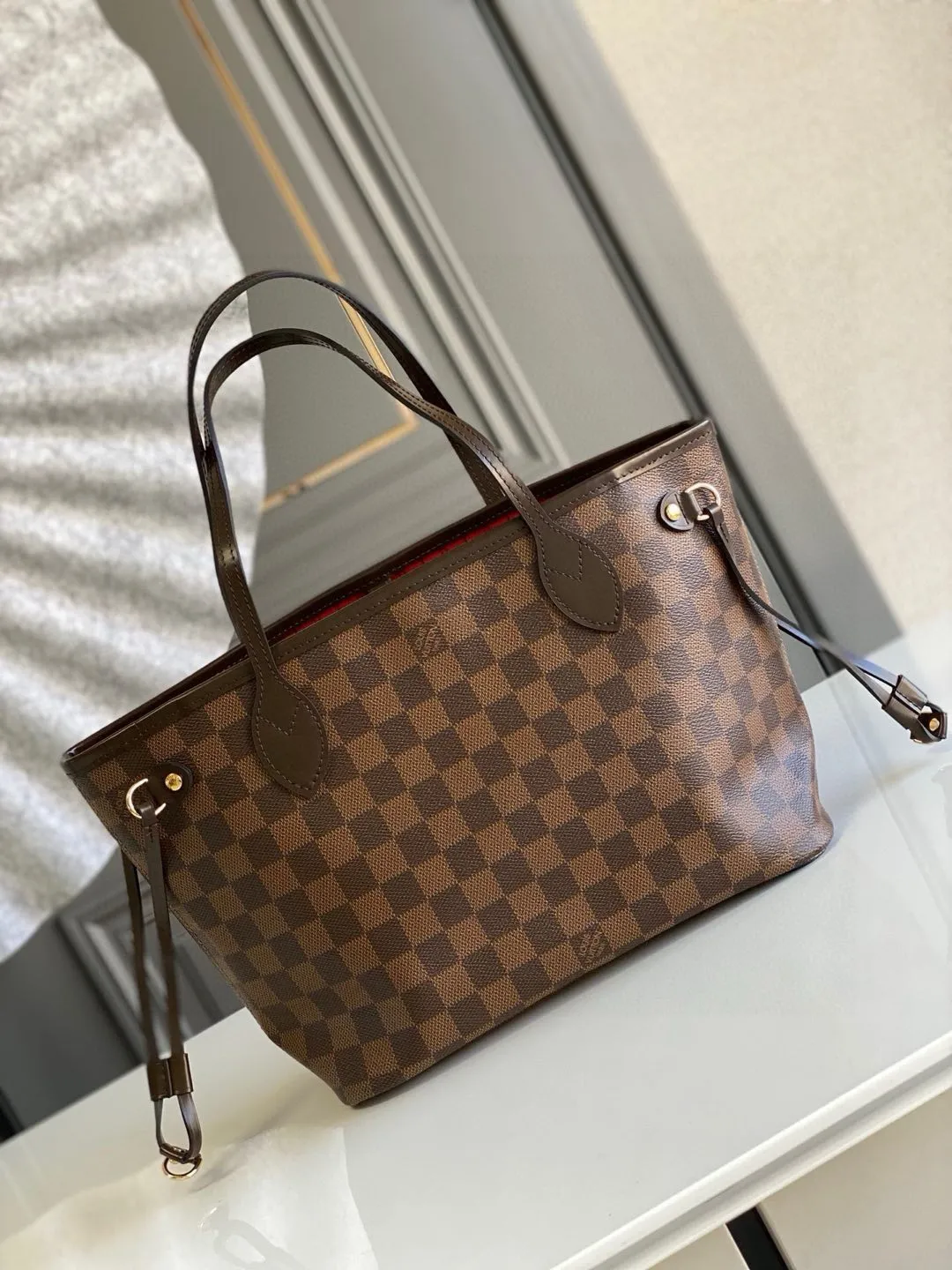 💰780 (small steel nails) top original order N41359 NEVERFULL small handbag Neverfull small handbag has a crisp shape and classic design. It is an elegant urban handbag. Its spacious interior also makes this classic bag an ideal choice for travel. The Neverfull small tote in Damier Ebène canvas has a soft yet sturdy feel that preserves its exterior lines no matter what's inside. Detailed Features 29 x 21 x 12 cm (Length x Height x Width) Bag interior redesigned with vintage details inspired by the Louis Vuitton archives - Fabric-lined interior pocket Removable zippered clutch with matching interior Natural cowhide leather trim Shiny gold-tone brass hardware Handles: Double handle