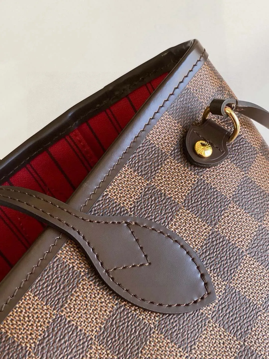 💰780 (small steel nails) top original order N41359 NEVERFULL small handbag Neverfull small handbag has a crisp shape and classic design. It is an elegant urban handbag. Its spacious interior also makes this classic bag an ideal choice for travel. The Neverfull small tote in Damier Ebène canvas has a soft yet sturdy feel that preserves its exterior lines no matter what's inside. Detailed Features 29 x 21 x 12 cm (Length x Height x Width) Bag interior redesigned with vintage details inspired by the Louis Vuitton archives - Fabric-lined interior pocket Removable zippered clutch with matching interior Natural cowhide leather trim Shiny gold-tone brass hardware Handles: Double handle
