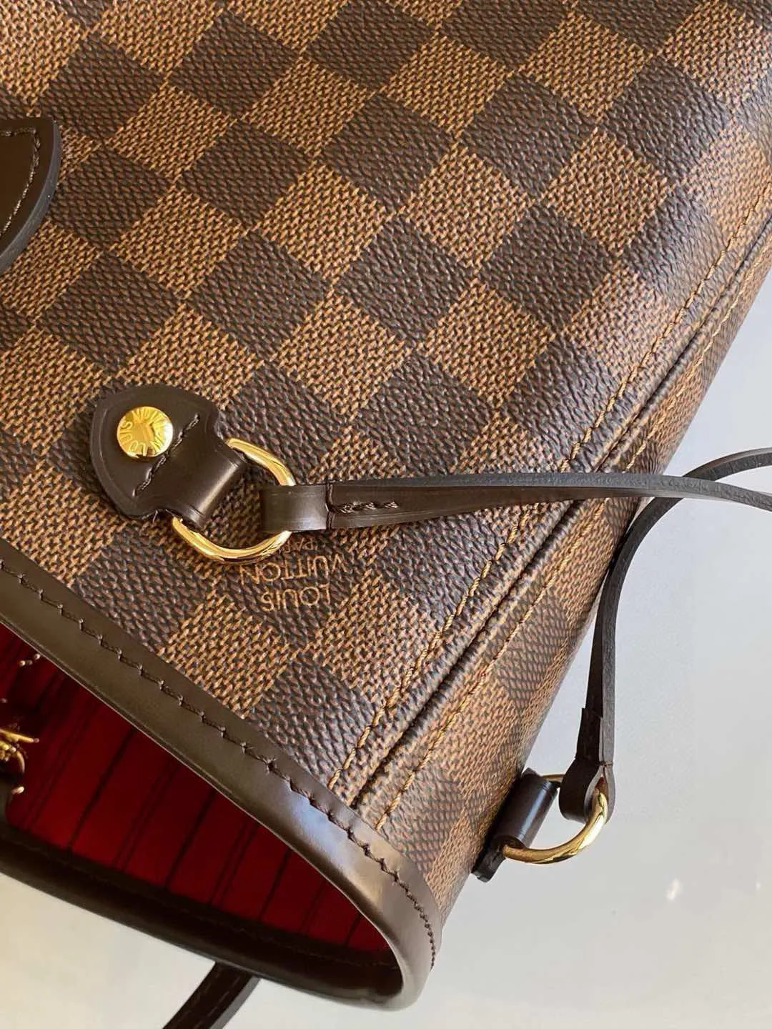 💰780 (small steel nails) top original order N41359 NEVERFULL small handbag Neverfull small handbag has a crisp shape and classic design. It is an elegant urban handbag. Its spacious interior also makes this classic bag an ideal choice for travel. The Neverfull small tote in Damier Ebène canvas has a soft yet sturdy feel that preserves its exterior lines no matter what's inside. Detailed Features 29 x 21 x 12 cm (Length x Height x Width) Bag interior redesigned with vintage details inspired by the Louis Vuitton archives - Fabric-lined interior pocket Removable zippered clutch with matching interior Natural cowhide leather trim Shiny gold-tone brass hardware Handles: Double handle
