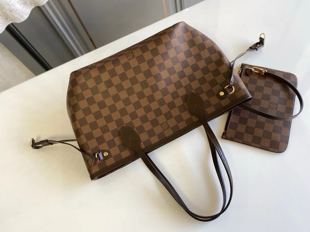 💰780 (small steel nails) top original order N41359 NEVERFULL small handbag Neverfull small handbag has a crisp shape and classic design. It is an elegant urban handbag. Its spacious interior also makes this classic bag an ideal choice for travel. The Neverfull small tote in Damier Ebène canvas has a soft yet sturdy feel that preserves its exterior lines no matter what's inside. Detailed Features 29 x 21 x 12 cm (Length x Height x Width) Bag interior redesigned with vintage details inspired by the Louis Vuitton archives - Fabric-lined interior pocket Removable zippered clutch with matching interior Natural cowhide leather trim Shiny gold-tone brass hardware Handles: Double handle