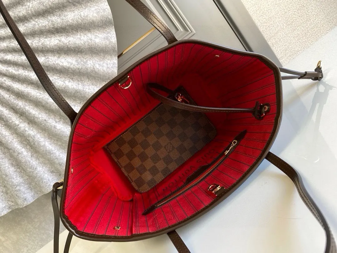 💰780 (small steel nails) top original order N41359 NEVERFULL small handbag Neverfull small handbag has a crisp shape and classic design. It is an elegant urban handbag. Its spacious interior also makes this classic bag an ideal choice for travel. The Neverfull small tote in Damier Ebène canvas has a soft yet sturdy feel that preserves its exterior lines no matter what's inside. Detailed Features 29 x 21 x 12 cm (Length x Height x Width) Bag interior redesigned with vintage details inspired by the Louis Vuitton archives - Fabric-lined interior pocket Removable zippered clutch with matching interior Natural cowhide leather trim Shiny gold-tone brass hardware Handles: Double handle