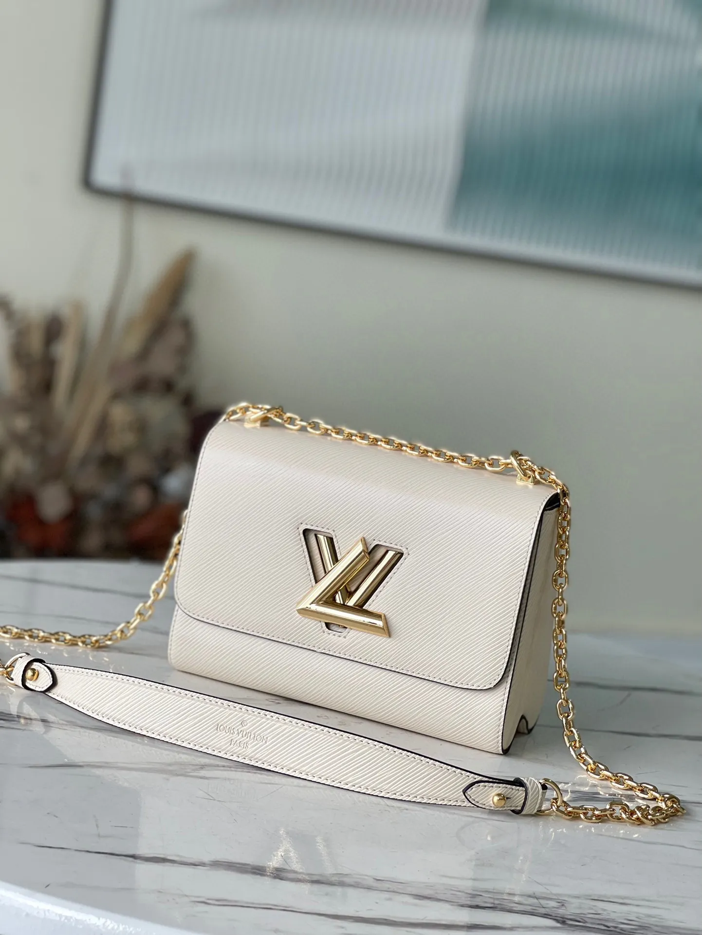 💰1160 (top layer leather) top original M59761 off-white Twist chain bag first announced the neoclassical style in the 2015 Cruise early spring series. This medium-sized handbag is made of the brand's signature Epi leather and is embellished with a sculptural Twist lock that releases the dazzling luster of the metal. The wavy bottom of the bag hides the mystery of its capacity; the sliding chain shoulder strap can be folded or unfolded to carry it on the shoulder or across the body, allowing it to be worn day and night with its aesthetic elegance. Dimensions: 23 x 17 x 9.5 cm