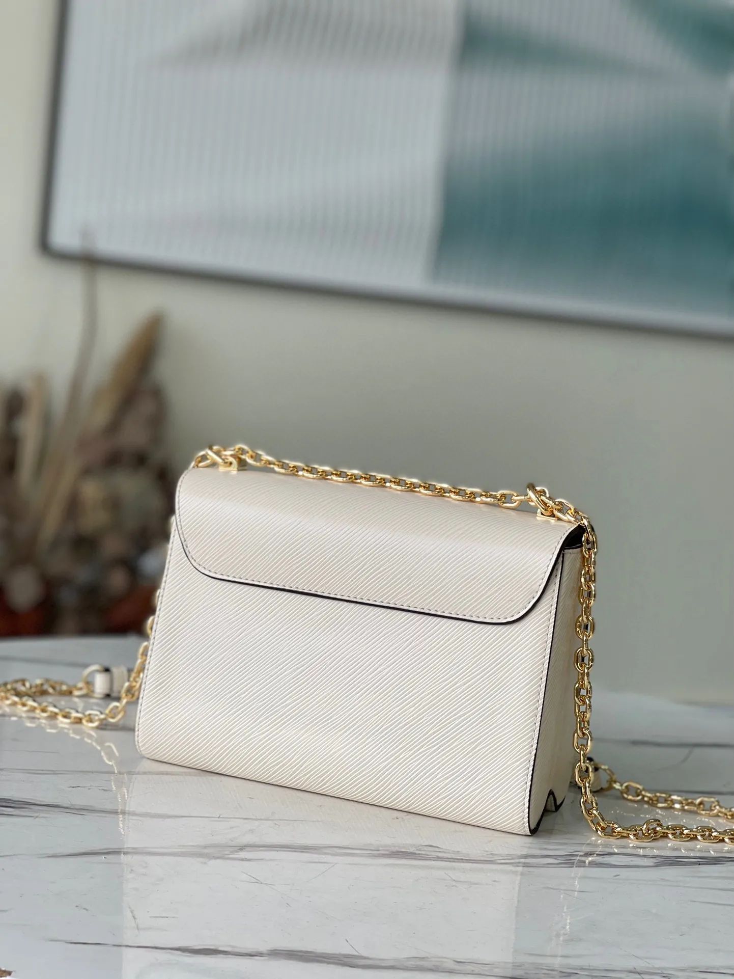 💰1160 (top layer leather) top original M59761 off-white Twist chain bag first announced the neoclassical style in the 2015 Cruise early spring series. This medium-sized handbag is made of the brand's signature Epi leather and is embellished with a sculptural Twist lock that releases the dazzling luster of the metal. The wavy bottom of the bag hides the mystery of its capacity; the sliding chain shoulder strap can be folded or unfolded to carry it on the shoulder or across the body, allowing it to be worn day and night with its aesthetic elegance. Dimensions: 23 x 17 x 9.5 cm