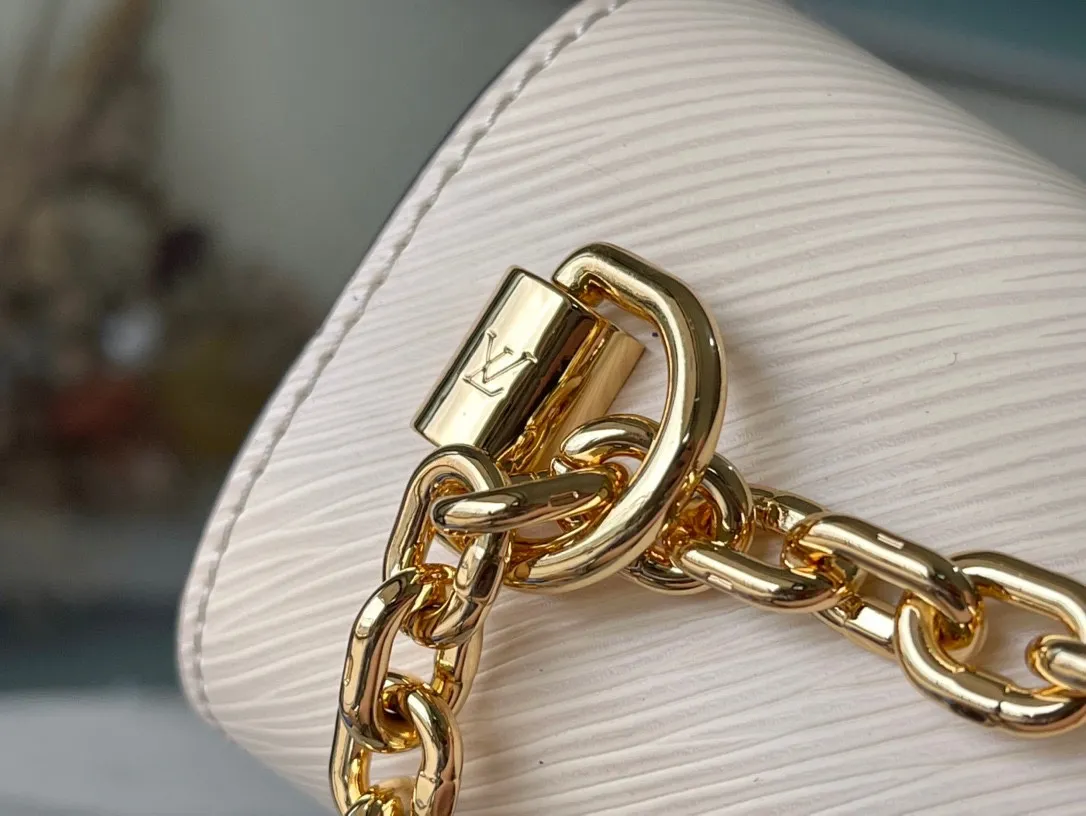 💰1160 (top layer leather) top original M59761 off-white Twist chain bag first announced the neoclassical style in the 2015 Cruise early spring series. This medium-sized handbag is made of the brand's signature Epi leather and is embellished with a sculptural Twist lock that releases the dazzling luster of the metal. The wavy bottom of the bag hides the mystery of its capacity; the sliding chain shoulder strap can be folded or unfolded to carry it on the shoulder or across the body, allowing it to be worn day and night with its aesthetic elegance. Dimensions: 23 x 17 x 9.5 cm