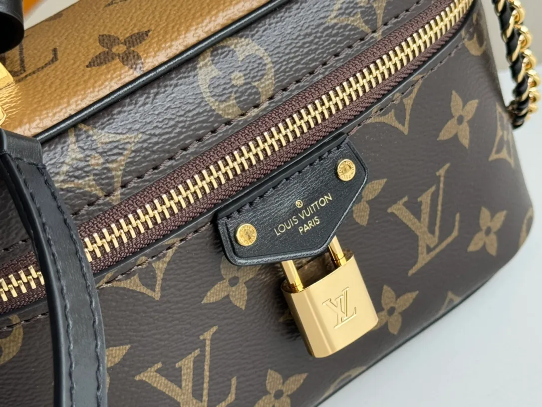 p1960 [equipped with counter mb full package] Vanity Chain Pouch handbag, special grade all-steel M47125 presbyopic rhombus decoded chip version, exclusive duty-free channel. This handbag draws inspiration from the classic cosmetic case, and the Monogram canvas interprets the spirit of travel. The top handle and detachable braided chain are infused with leather elements, complementing the clean lines of the bag. The L-engraved padlock and leather key bag continue the iconic details. Model: M47125 Presbyopia Size: 19*11.5*6.5cm