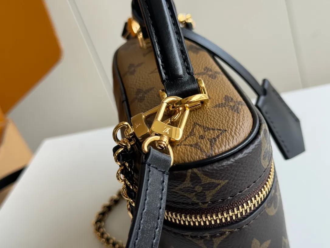 p1960 [equipped with counter mb full package] Vanity Chain Pouch handbag, special grade all-steel M47125 presbyopic rhombus decoded chip version, exclusive duty-free channel. This handbag draws inspiration from the classic cosmetic case, and the Monogram canvas interprets the spirit of travel. The top handle and detachable braided chain are infused with leather elements, complementing the clean lines of the bag. The L-engraved padlock and leather key bag continue the iconic details. Model: M47125 Presbyopia Size: 19*11.5*6.5cm