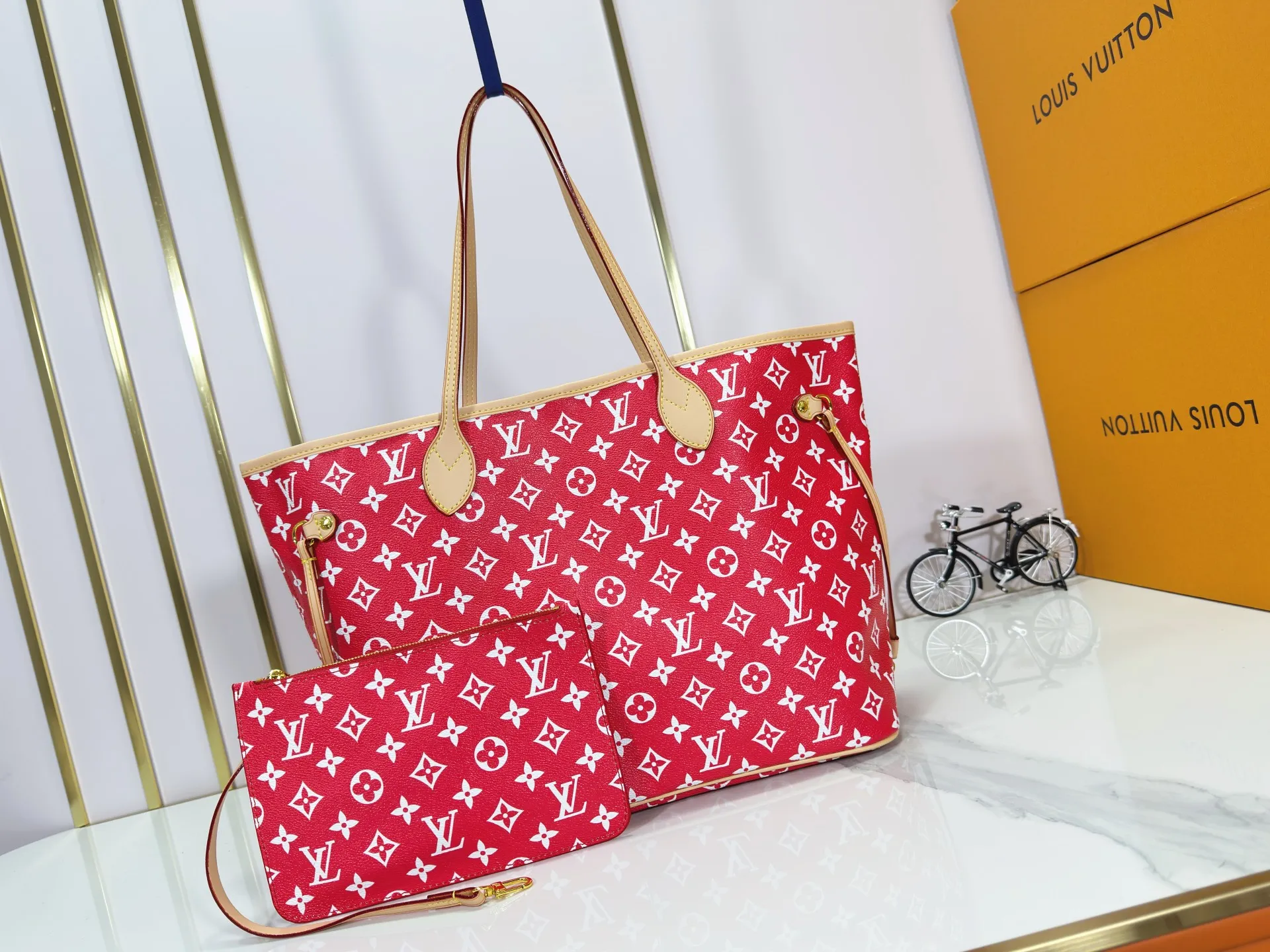 P280 Upgraded Original M40995 The legendary Neverfull bag always meets your every handbag need. It has a large capacity but is not bulky. It is stiff and soft to the touch, making it suitable for home and travel. Tighten the side ties and it instantly transforms into a stylish urban handbag. Loosen the straps and it transforms into a chic and practical handbag. The slender leather handle can be carried over the shoulder or between the arms. The model shown here is made of Damier Ebène canvas. Dimensions: 31.0 x 28.0 x 14.0 cm