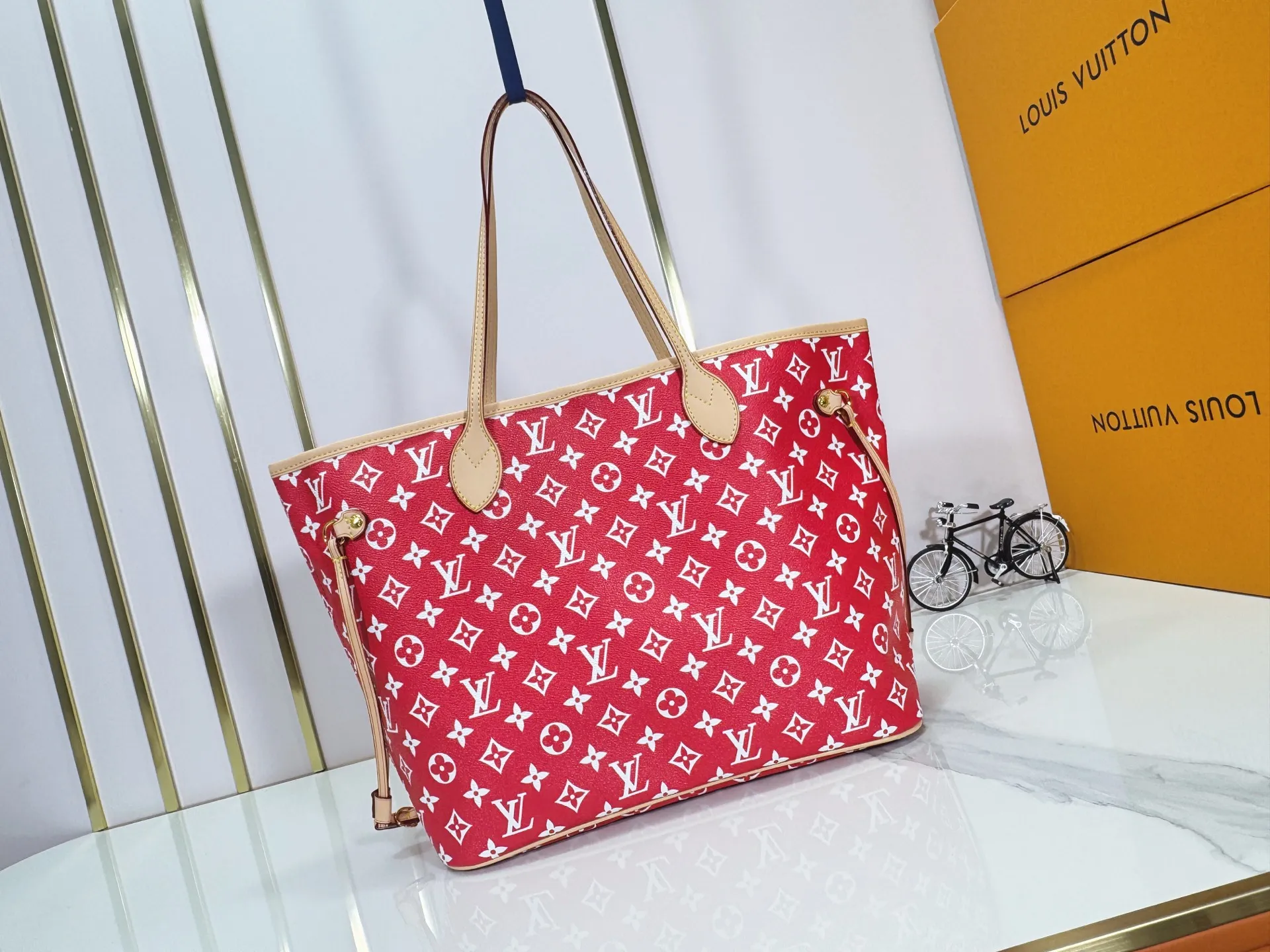P280 Upgraded Original M40995 The legendary Neverfull bag always meets your every handbag need. It has a large capacity but is not bulky. It is stiff and soft to the touch, making it suitable for home and travel. Tighten the side ties and it instantly transforms into a stylish urban handbag. Loosen the straps and it transforms into a chic and practical handbag. The slender leather handle can be carried over the shoulder or between the arms. The model shown here is made of Damier Ebène canvas. Dimensions: 31.0 x 28.0 x 14.0 cm