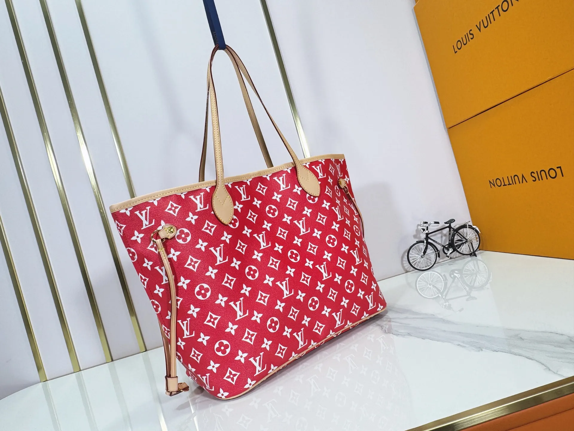 P280 Upgraded Original M40995 The legendary Neverfull bag always meets your every handbag need. It has a large capacity but is not bulky. It is stiff and soft to the touch, making it suitable for home and travel. Tighten the side ties and it instantly transforms into a stylish urban handbag. Loosen the straps and it transforms into a chic and practical handbag. The slender leather handle can be carried over the shoulder or between the arms. The model shown here is made of Damier Ebène canvas. Dimensions: 31.0 x 28.0 x 14.0 cm
