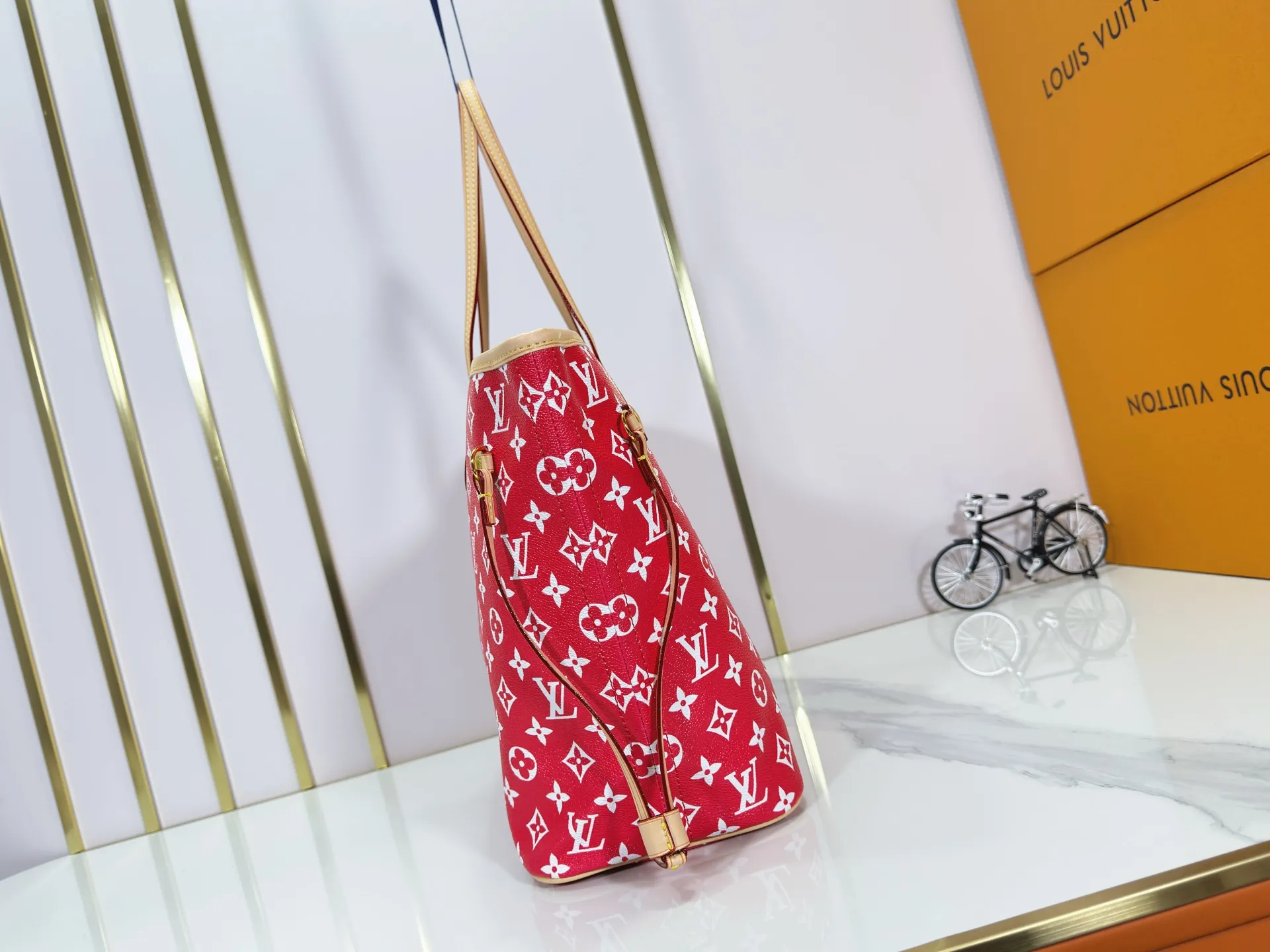 P280 Upgraded Original M40995 The legendary Neverfull bag always meets your every handbag need. It has a large capacity but is not bulky. It is stiff and soft to the touch, making it suitable for home and travel. Tighten the side ties and it instantly transforms into a stylish urban handbag. Loosen the straps and it transforms into a chic and practical handbag. The slender leather handle can be carried over the shoulder or between the arms. The model shown here is made of Damier Ebène canvas. Dimensions: 31.0 x 28.0 x 14.0 cm