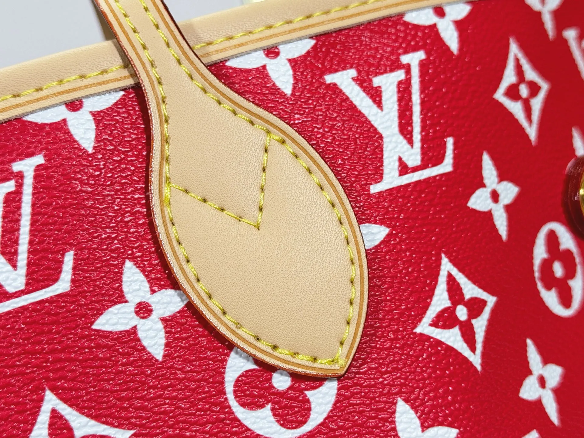 P280 Upgraded Original M40995 The legendary Neverfull bag always meets your every handbag need. It has a large capacity but is not bulky. It is stiff and soft to the touch, making it suitable for home and travel. Tighten the side ties and it instantly transforms into a stylish urban handbag. Loosen the straps and it transforms into a chic and practical handbag. The slender leather handle can be carried over the shoulder or between the arms. The model shown here is made of Damier Ebène canvas. Dimensions: 31.0 x 28.0 x 14.0 cm