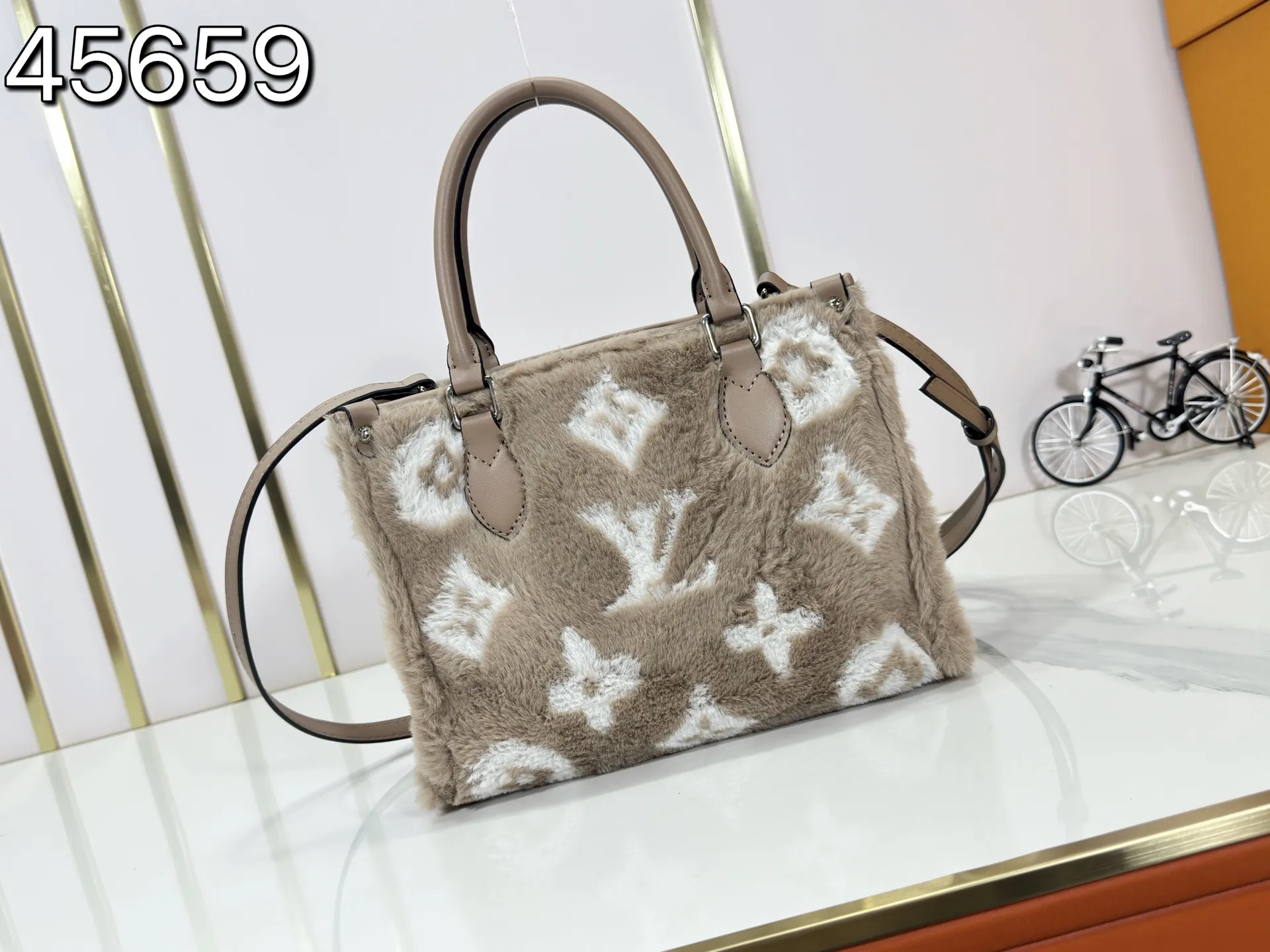 P260 Upgraded original M45659 M46373 M44571 This OnTheGo small tote bag draws inspiration from the classic Sac Plat handbag in 1968. It is made of Monogram Empreinte leather embossed with the Giant Monogram pattern to create a miniature version, which can store daily necessities such as a mini tablet. Designed handles and a detachable and adjustable shoulder strap enrich the carrying options. Dimensions: 25.0 x 19.0 x 11.5 cm (length x height x width)
