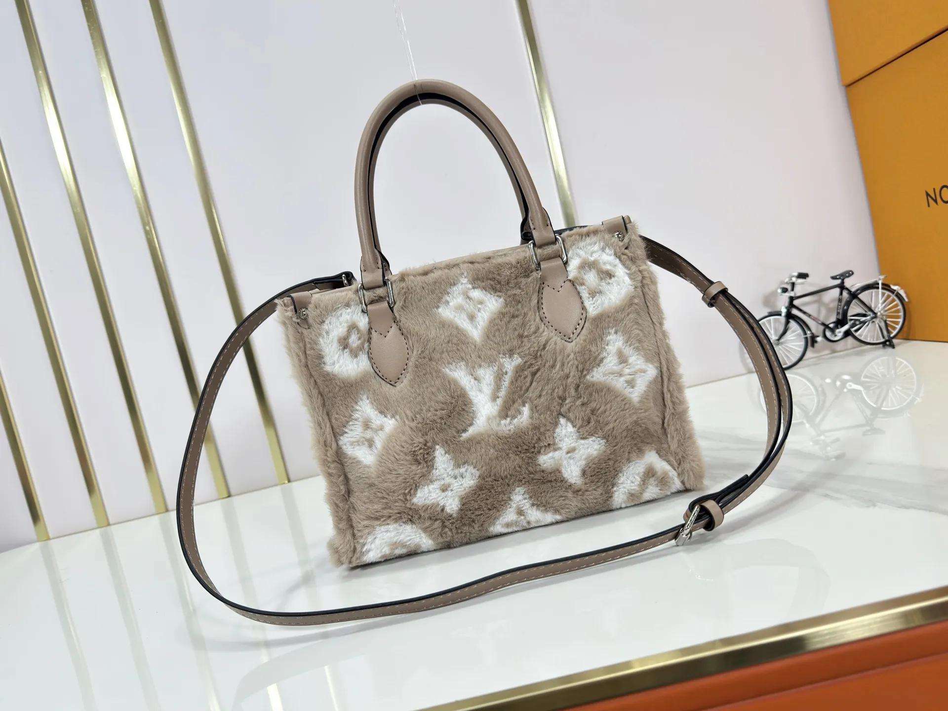 P260 Upgraded original M45659 M46373 M44571 This OnTheGo small tote bag draws inspiration from the classic Sac Plat handbag in 1968. It is made of Monogram Empreinte leather embossed with the Giant Monogram pattern to create a miniature version, which can store daily necessities such as a mini tablet. Designed handles and a detachable and adjustable shoulder strap enrich the carrying options. Dimensions: 25.0 x 19.0 x 11.5 cm (length x height x width)